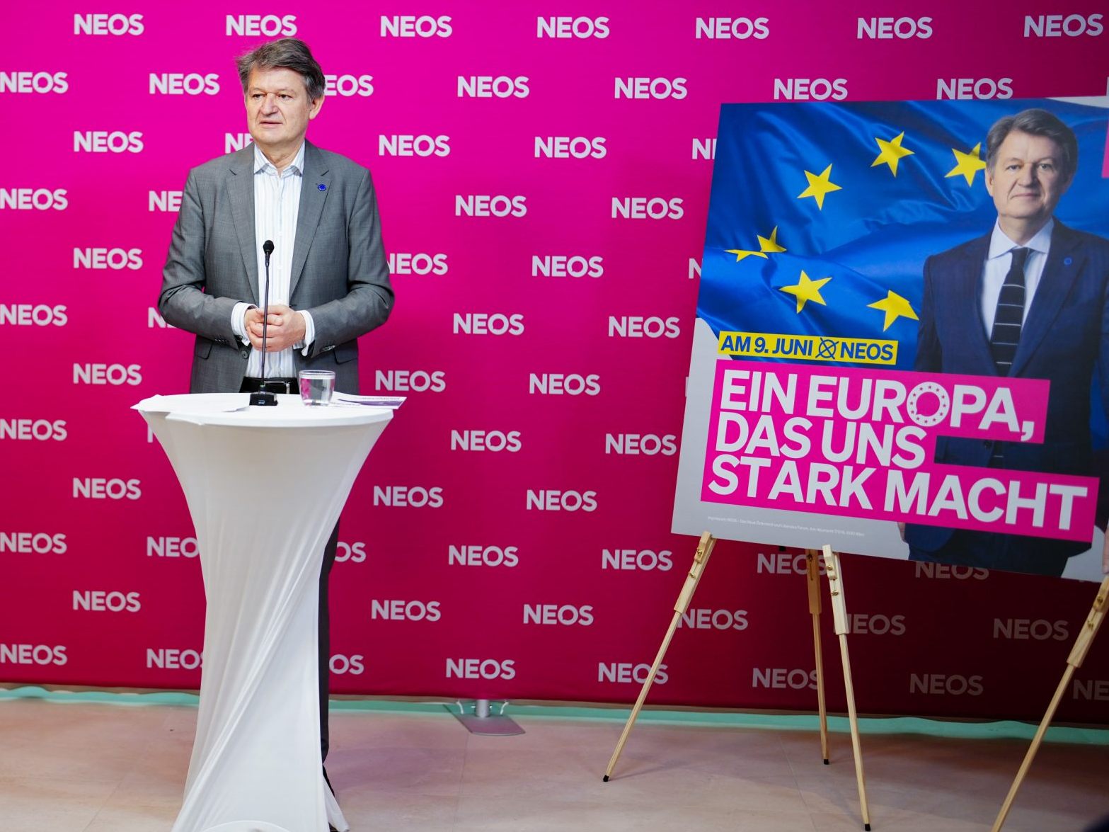 Die NEOS präsentierten ihre 2. Plakatwelle zur EU-Wahl.