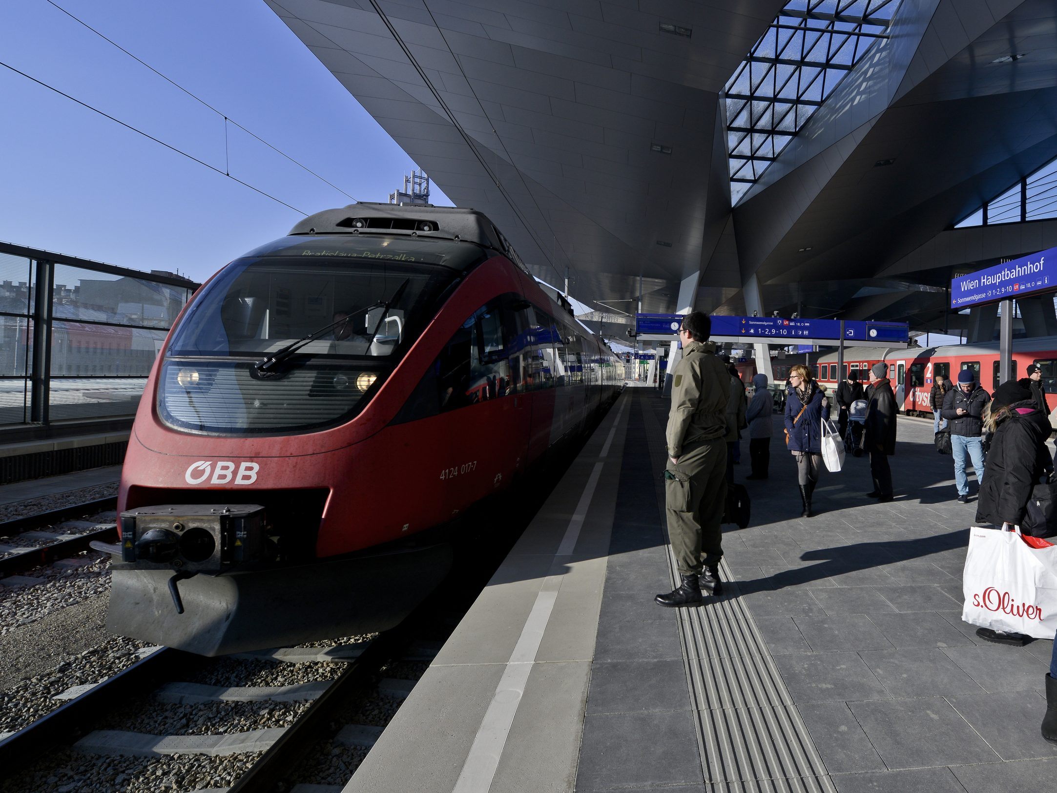 Bahnfahren ist in Österreich beliebt. Bahnfahren ist in Österreich beliebt.