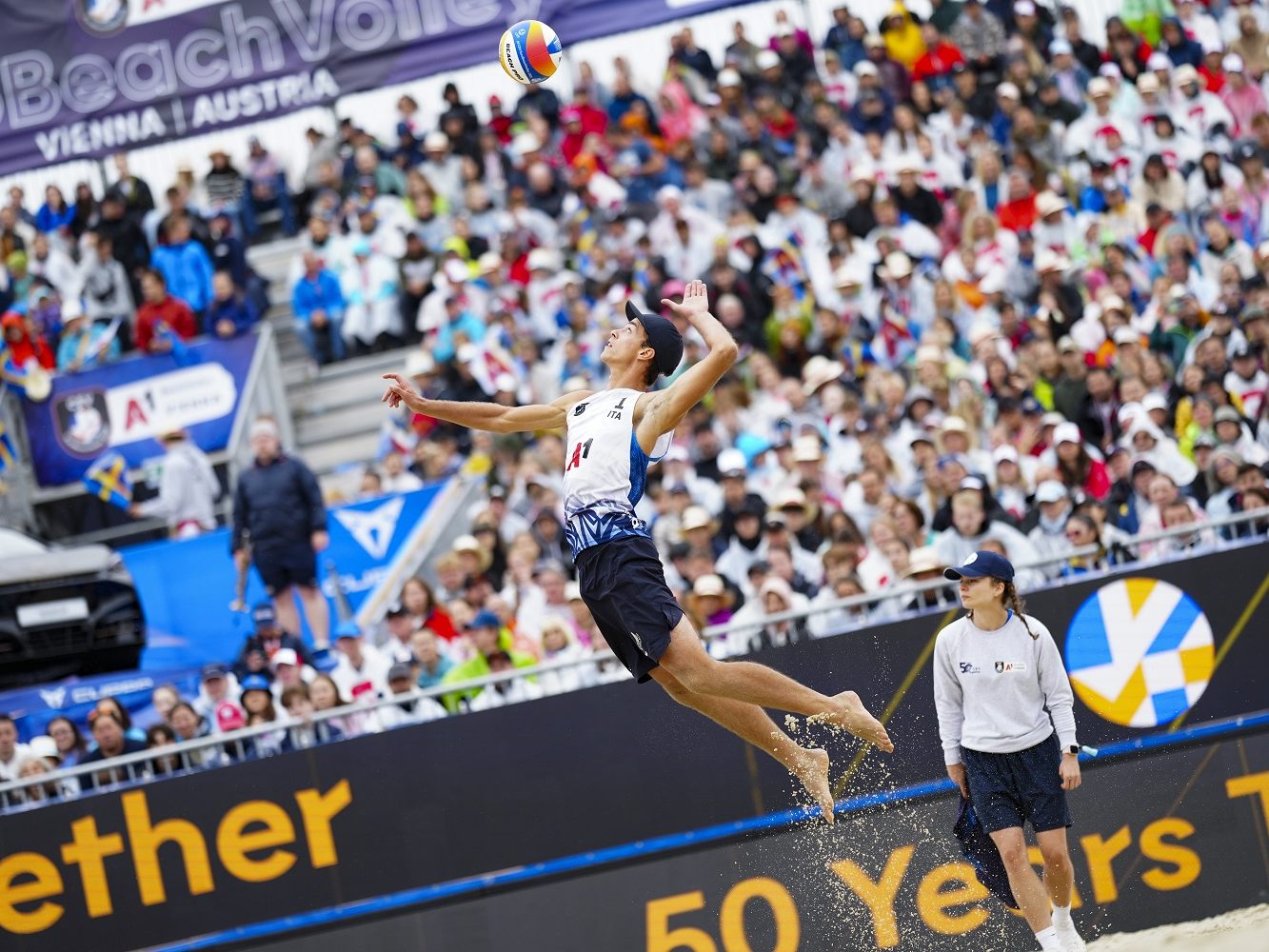 Dieses Jahr wird in Wien wieder Beachvolleyball gespielt. Im Bild: Eine Szene aus dem EM-Halbfinale 2023 auf der Donauinsel.