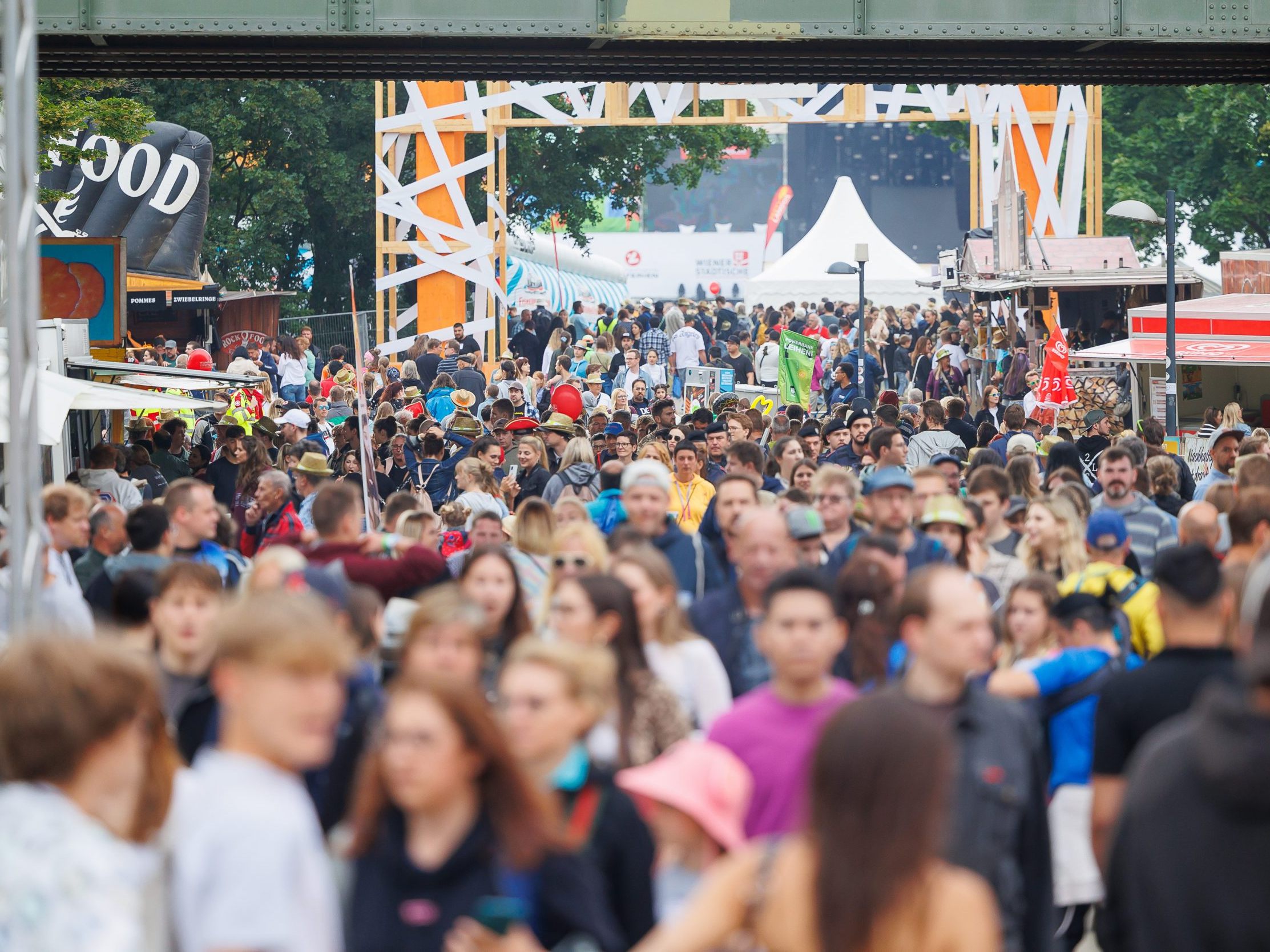 Eine Studie sieht einen starken wirtschaftlichen Mehrwert im Wiener Donauinselfest. Eine Studie sieht einen starken wirtschaftlichen Mehrwert im Wiener Donauinselfest.