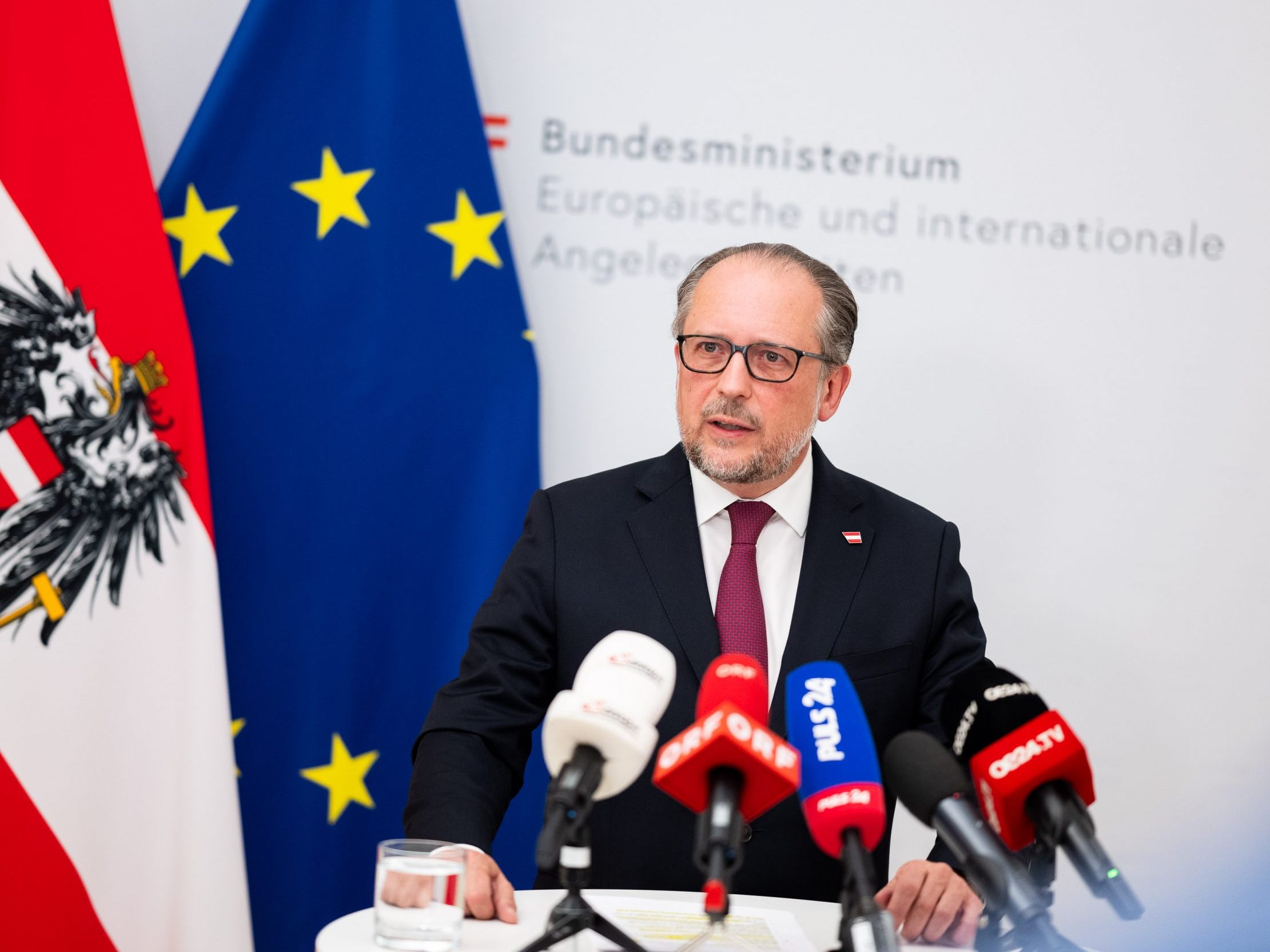 Der Außenminister Alexander Schallenberg macht einen Besuch in der Schweiz