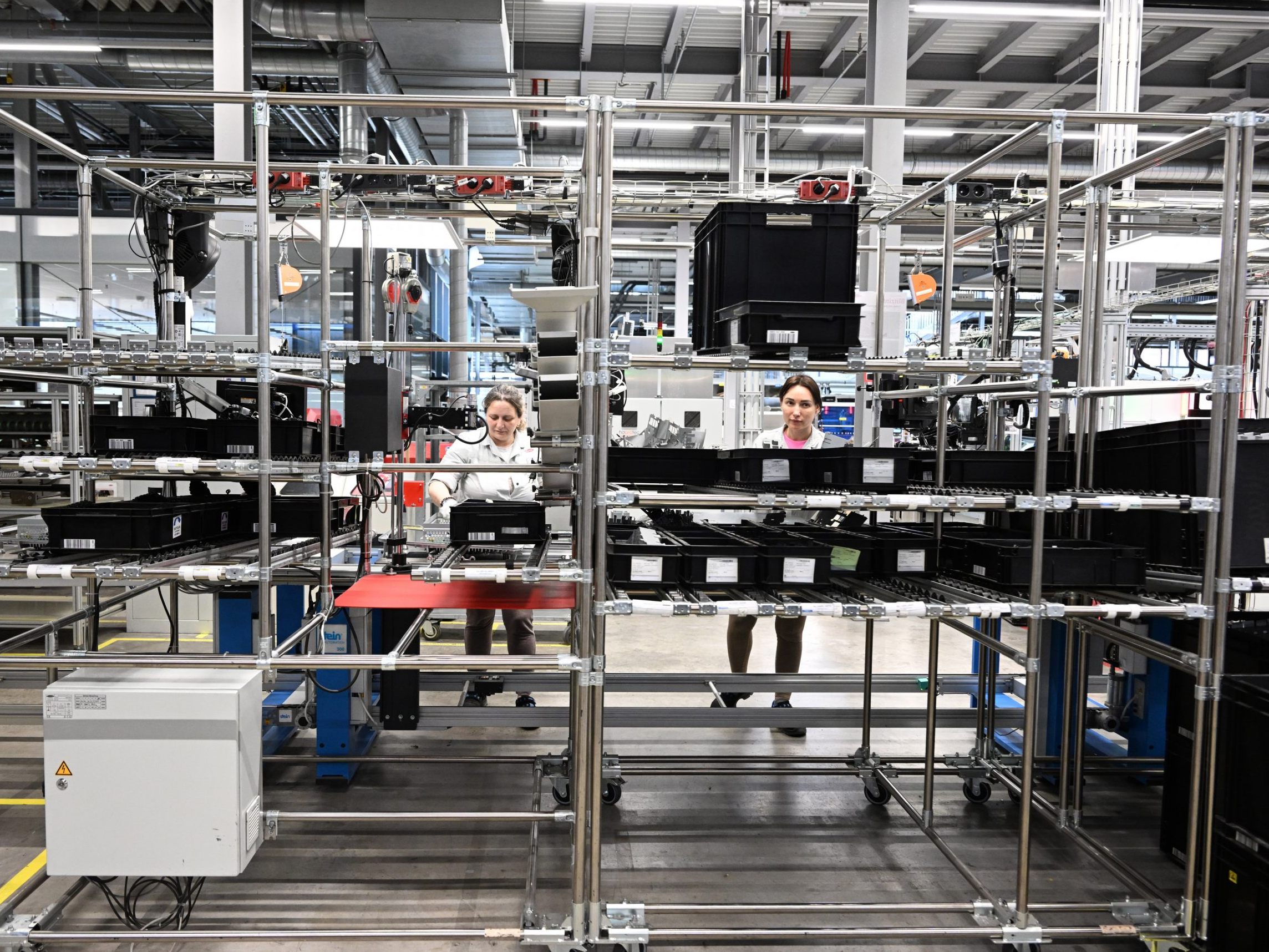 In der Elektroindustrie steigen KV-Löhne und -Gehälter um 7,5 Prozent. In der Elektroindustrie steigen KV-Löhne und -Gehälter um 7,5 Prozent.