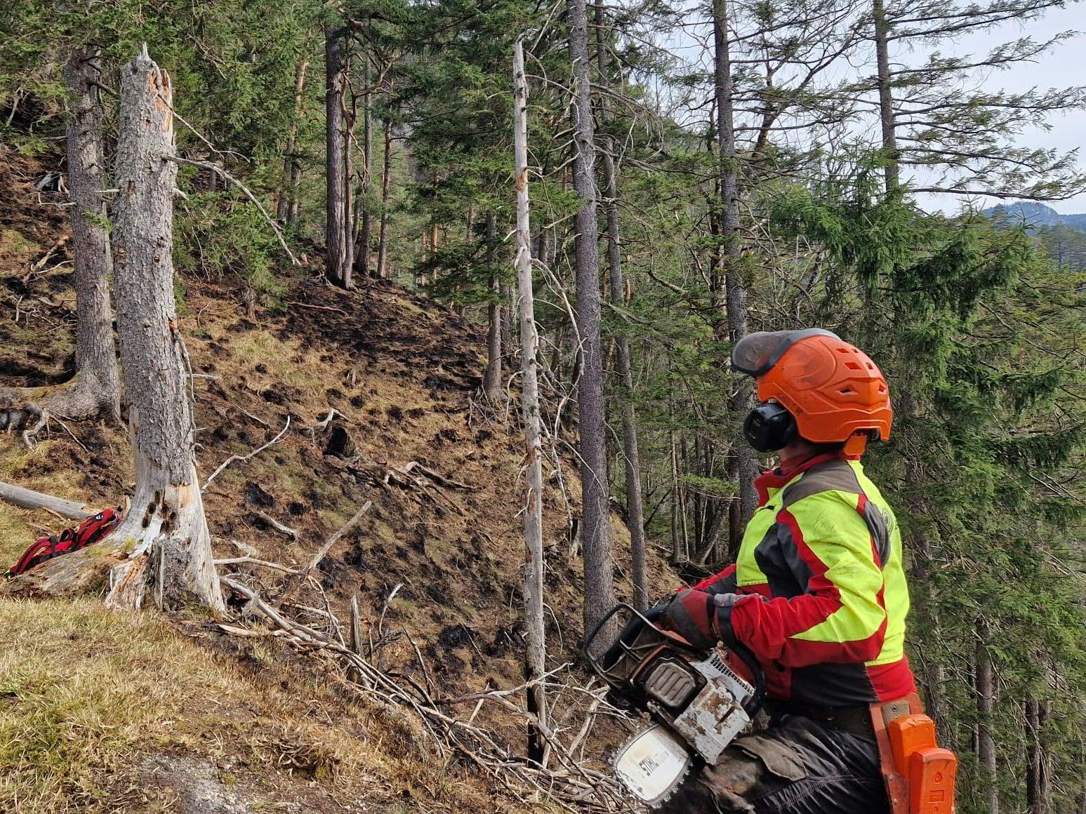 Die Bekämpfung des Waldbrands in der Obersteiermark geht weiter.