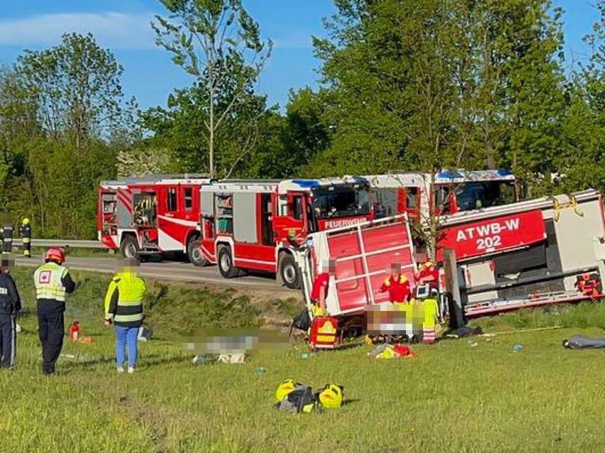 Ein Feuerwehrauto stürzte um und landete im Graben. Ein Feuerwehrauto stürzte um und landete im Graben.