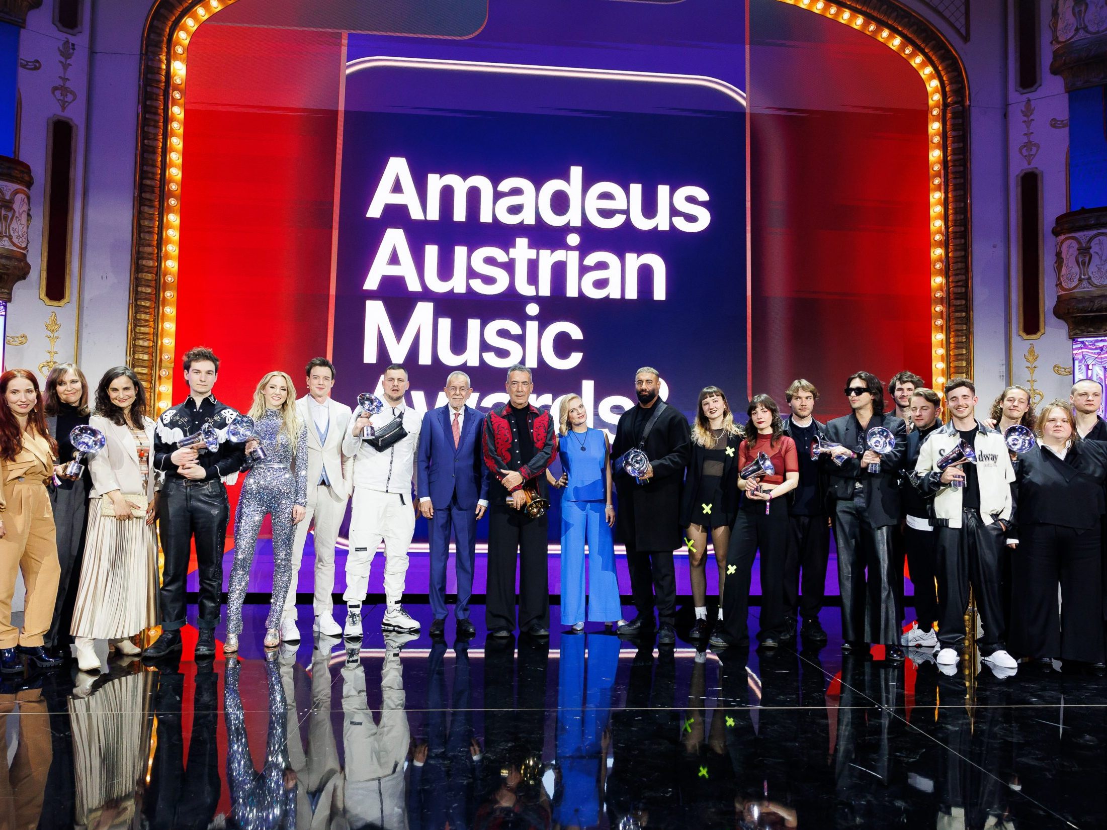 Gruppenfoto der Gewinner bei der Verleihung des "24. Amadeus Austrian Music Awards".