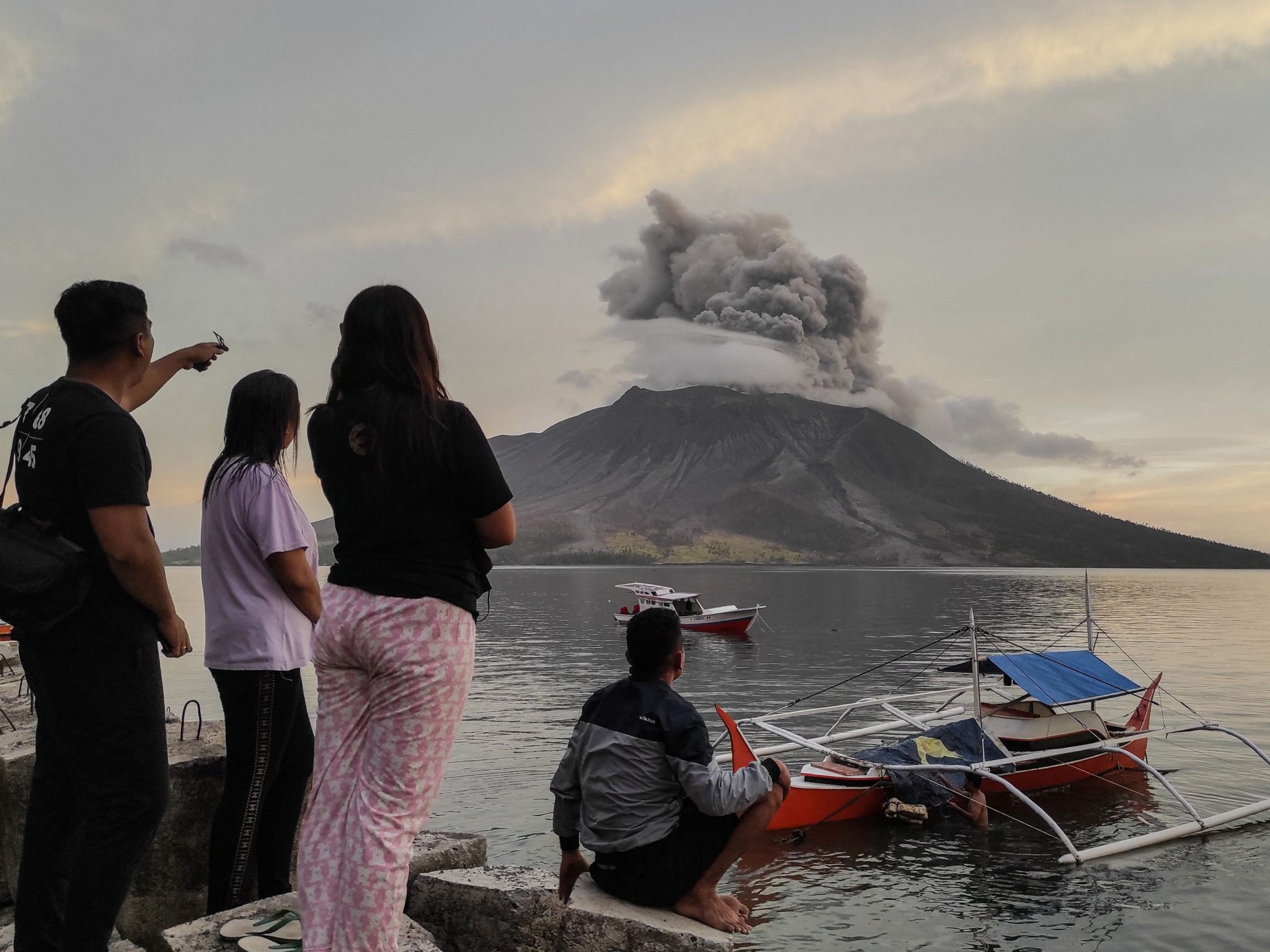 Vulkan Ruang in Indonesien beunruhigt mit nächtlicher Eruption Vulkan Ruang in Indonesien beunruhigt mit nächtlicher Eruption