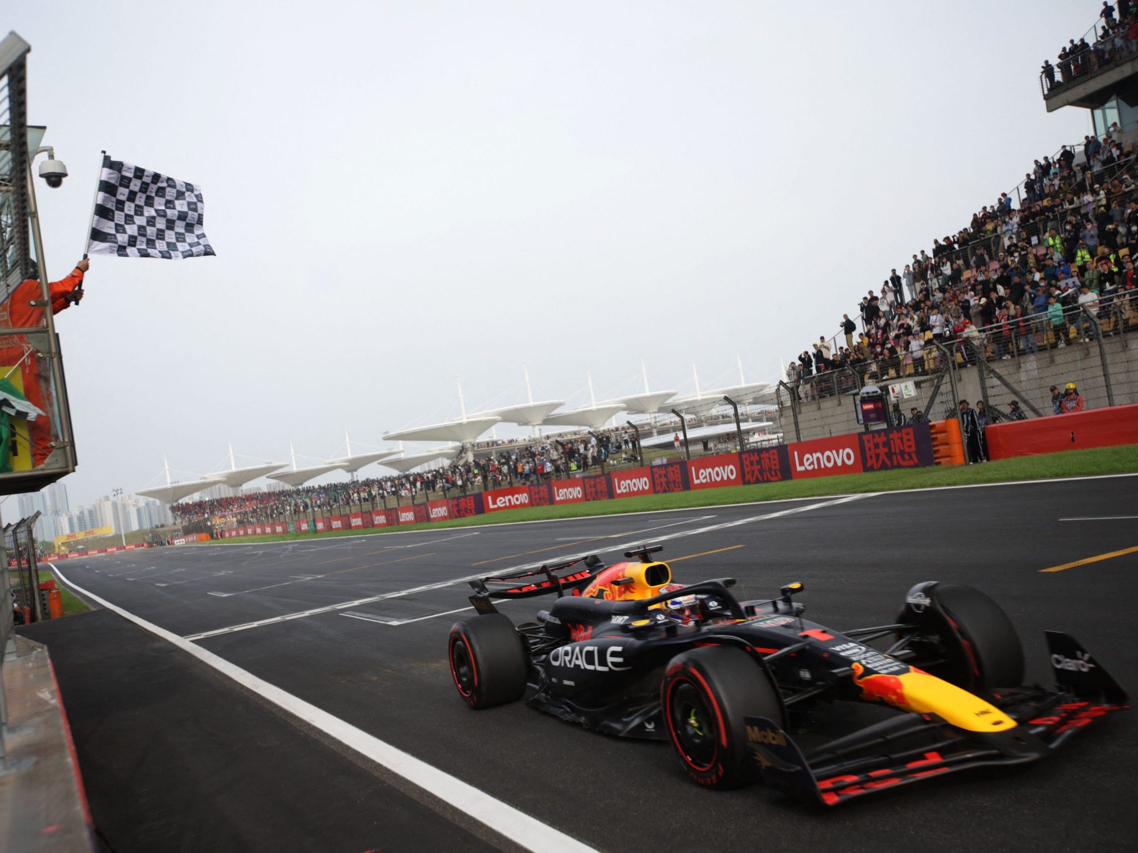 Max Verstappen holt sich nach dem Sprint-Sieg auch die Pole Position für das Rennen am Sonntag. Max Verstappen holt sich nach dem Sprint-Sieg auch die Pole Position für das Rennen am Sonntag.