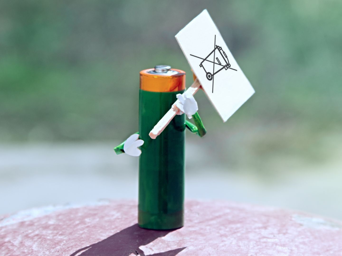 Batterien dürfen nicht im Restmüll entsorgt werden. Batterien dürfen nicht im Restmüll entsorgt werden.