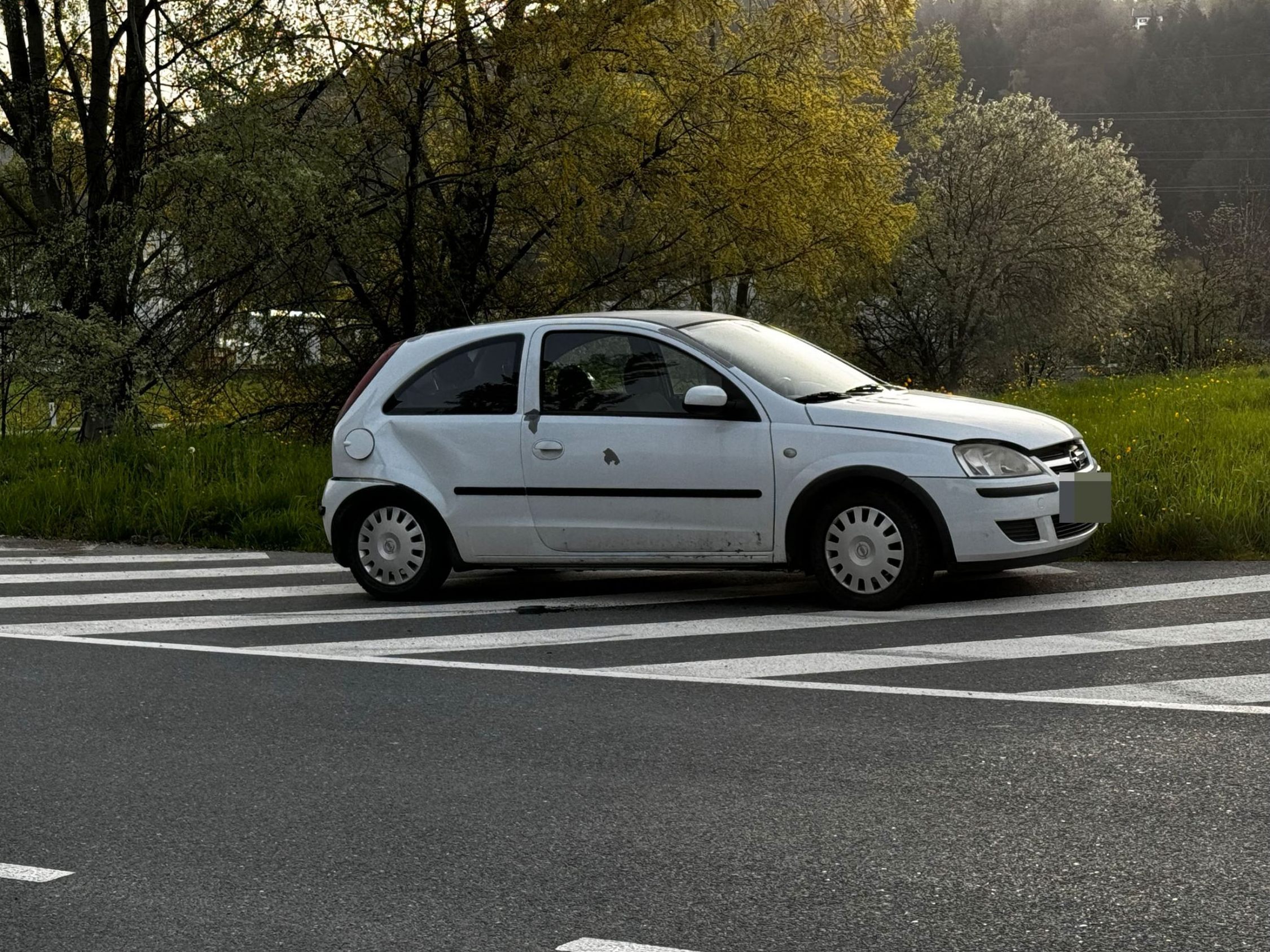 Das Unfallauto am Straßenrand. Das Unfallauto am Straßenrand.