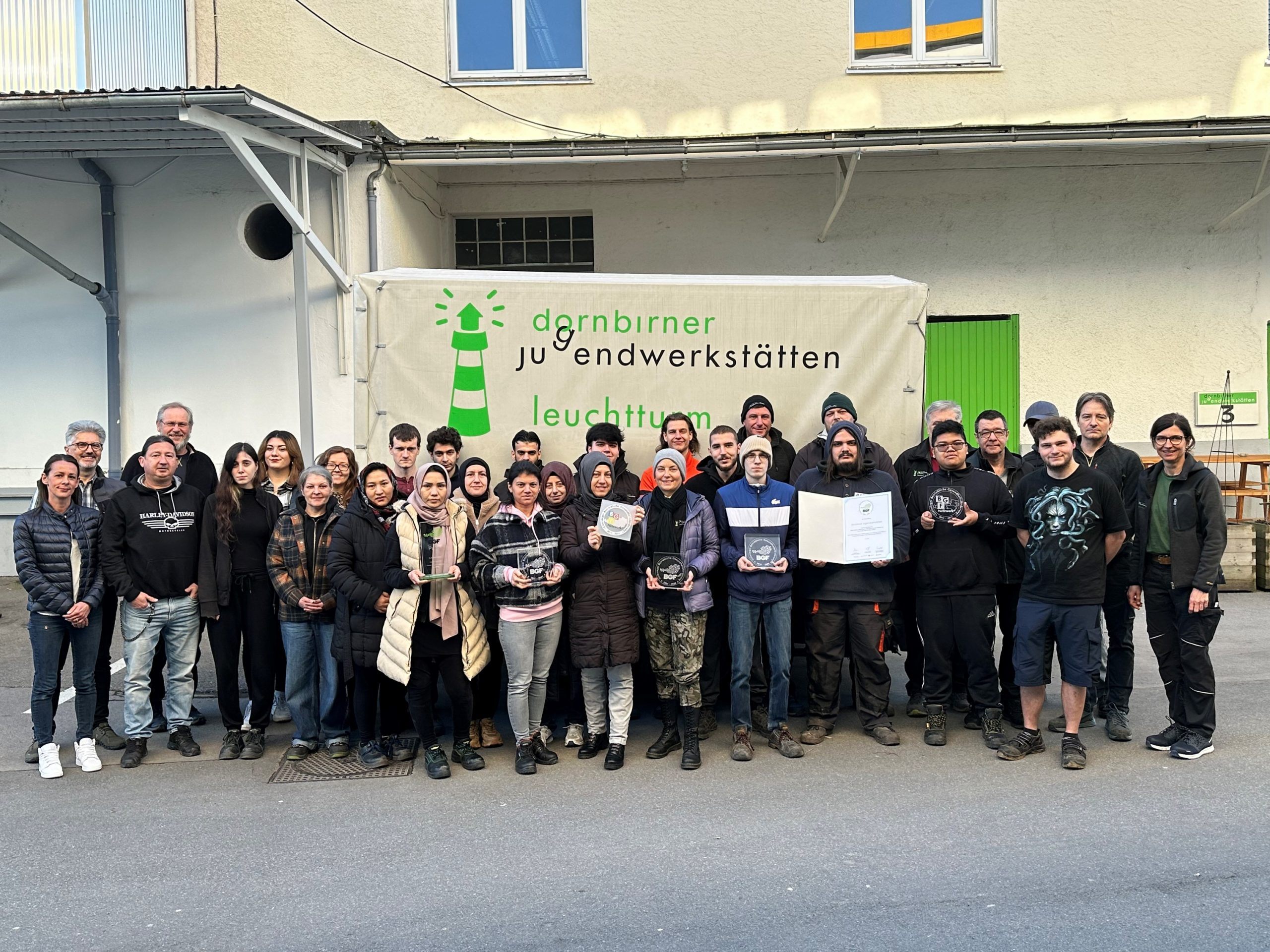 Das DJW-Team und die Jugendlichen freuen sich über die bereits fünfte Auszeichnung für die Betriebliche Gesundheitsförderung. Das DJW-Team und die Jugendlichen freuen sich über die bereits fünfte Auszeichnung für die Betriebliche Gesundheitsförderung.