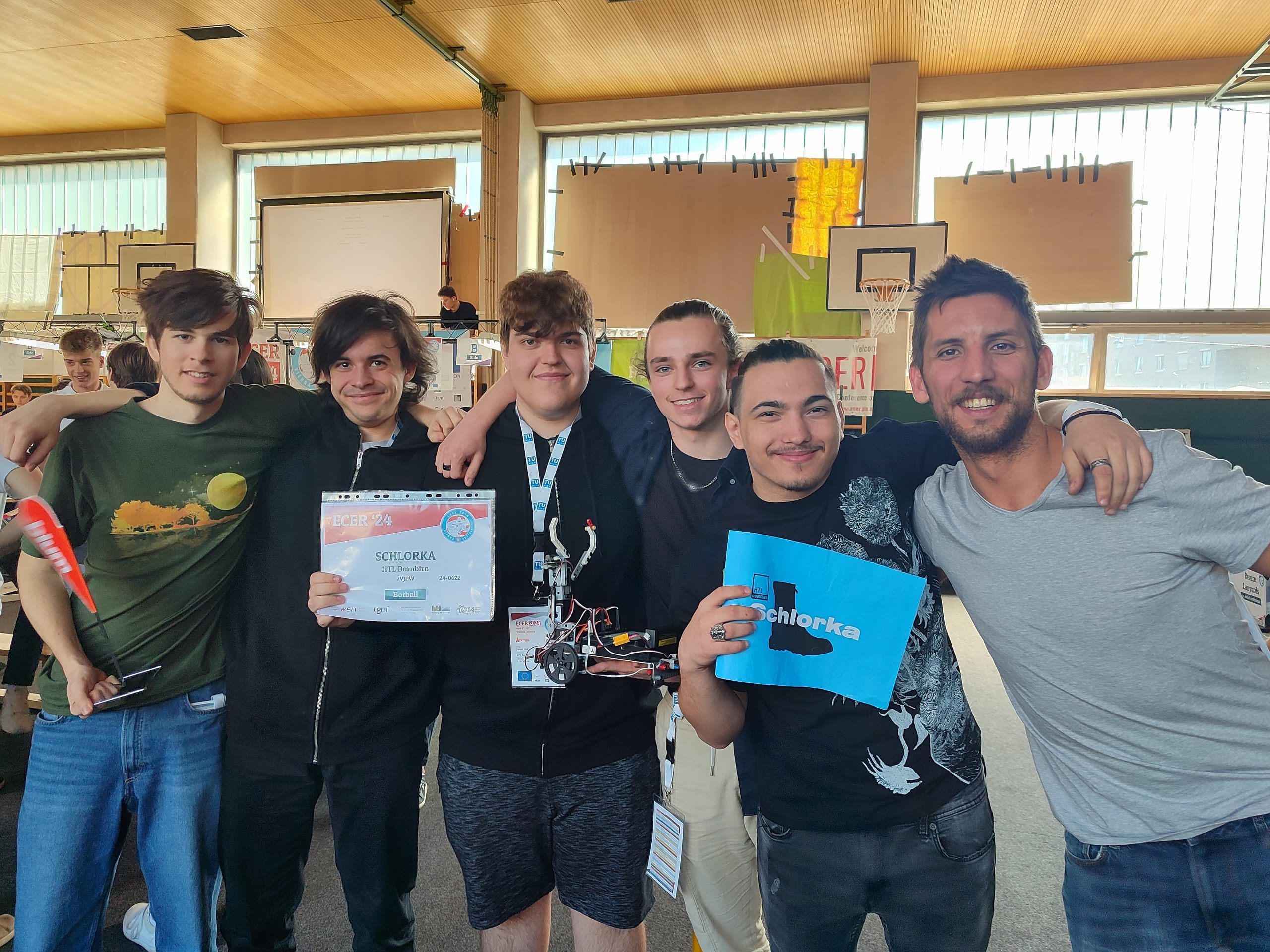 Für die HTL-Schüler Immanuel Ehe, Leonard Ramersdorfer, Daniel Fink, Nate Gantioler und Mihai Muscalu mit Lehrer und Coach Simon Mantler war die Teilnahme ein besonderes Erlebnis.