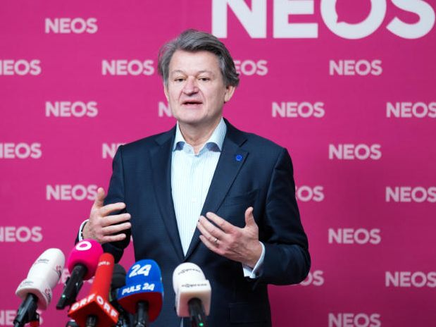NEOS-Spitzenkandidat Helmut Brandstätter im Portrait.