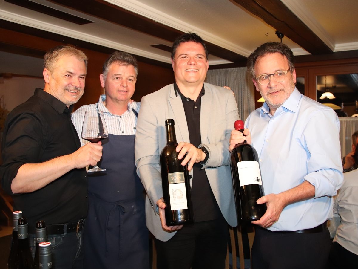 Walter Moosbrugger, René Winkel, Thomas Schierle und Jürgen Adami mit den ersteigerten Großflaschen.