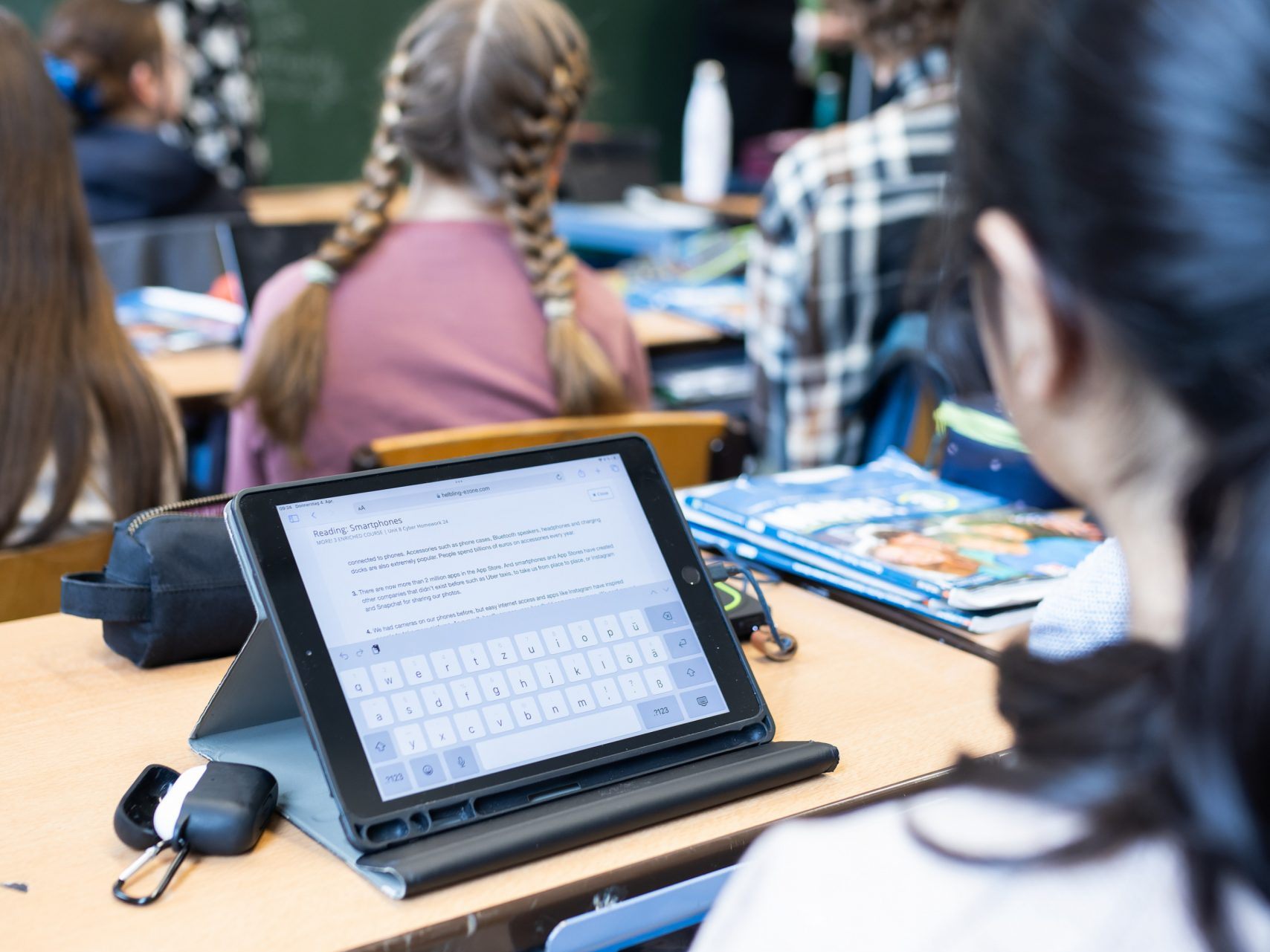 Rund 320.000 Laptops und Tablets wurden bereits an Schulen in Österreich ausgegeben. Rund 320.000 Laptops und Tablets wurden bereits an Schulen in Österreich ausgegeben.