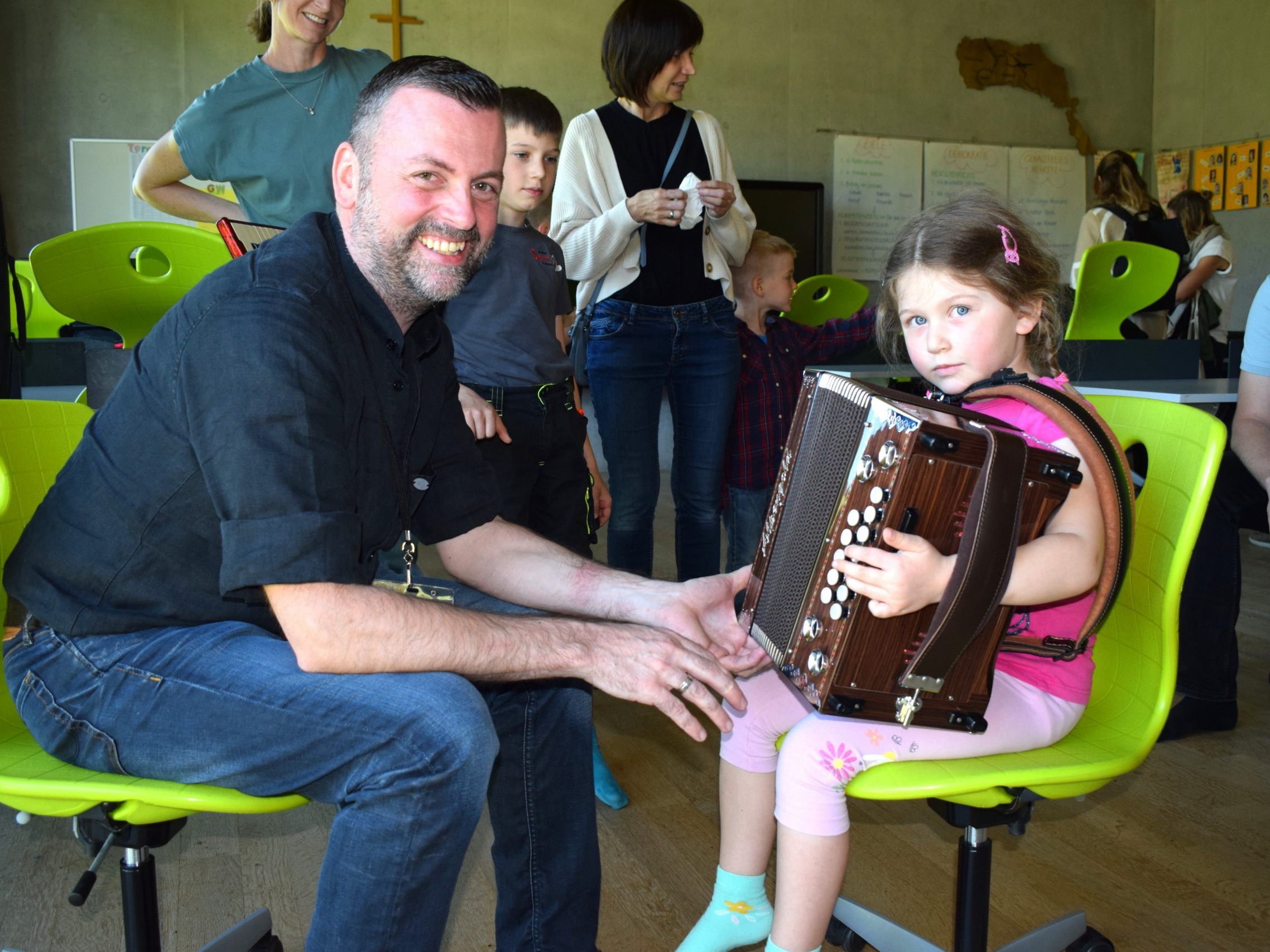 Musiklehrer Kurt Lipburger konnte die Kinder für sein Instrument begeistern. Musiklehrer Kurt Lipburger konnte die Kinder für sein Instrument begeistern.