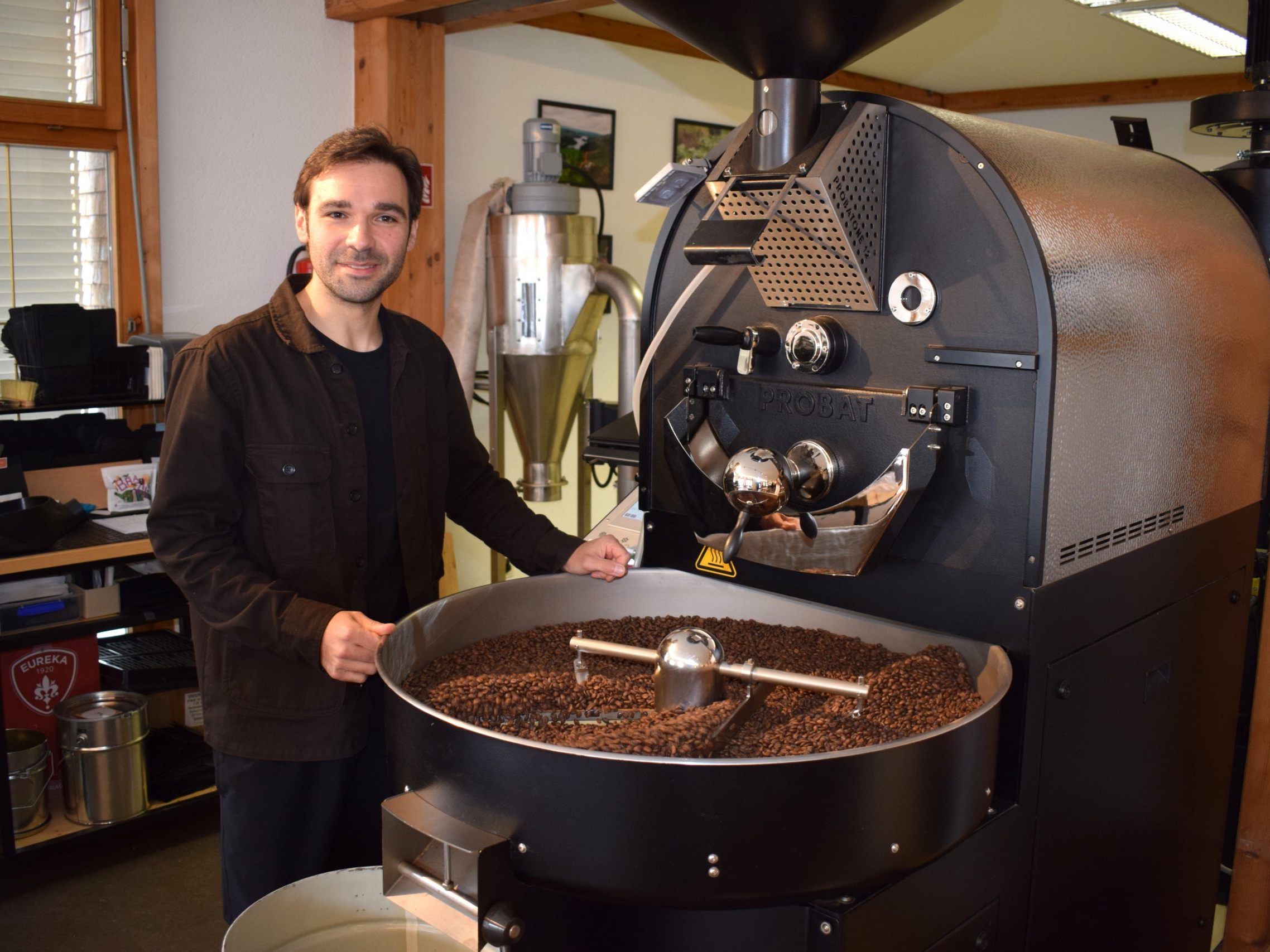 Mit Präzision und Hingabe röstet Andrea Trevisan seinen Kaffee.