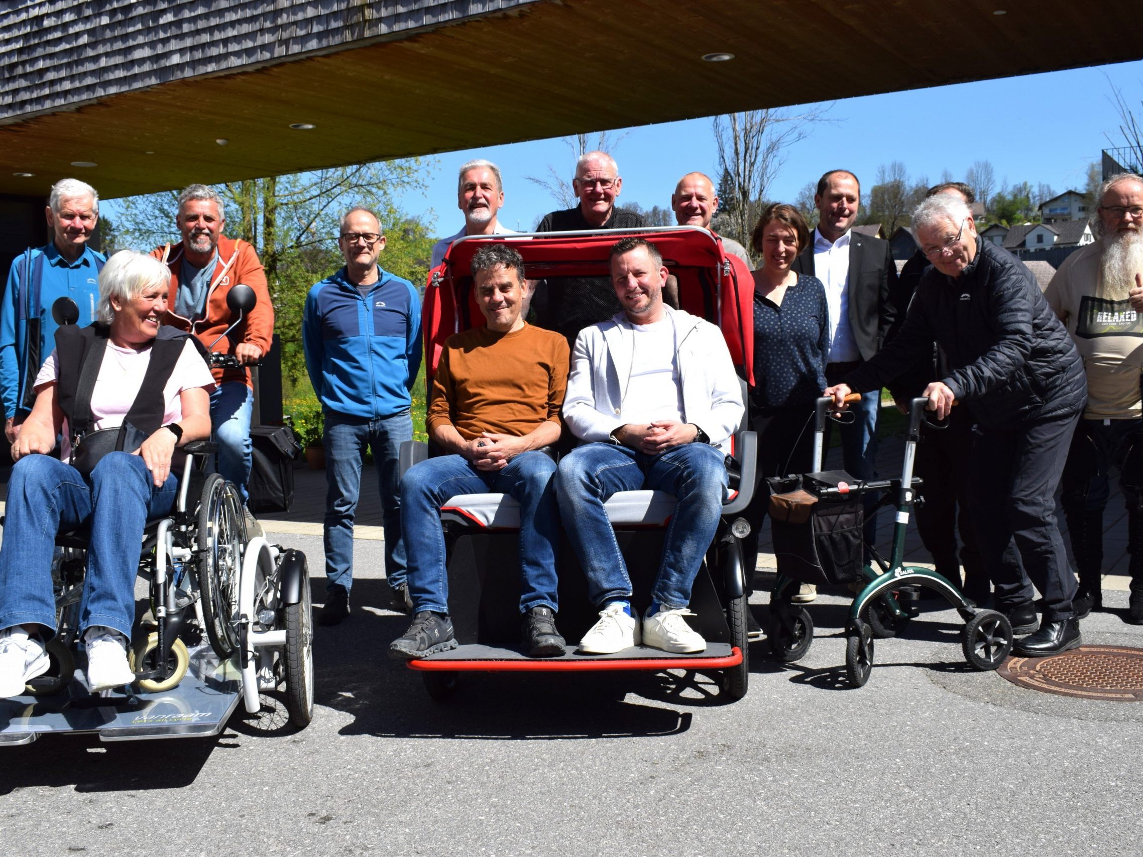 Freude über das gelungene Rikscha-Projekt: Sponsoren und Fahrer sowie Bewohner und Mitarbeiter des Sozialzentrums Egg.