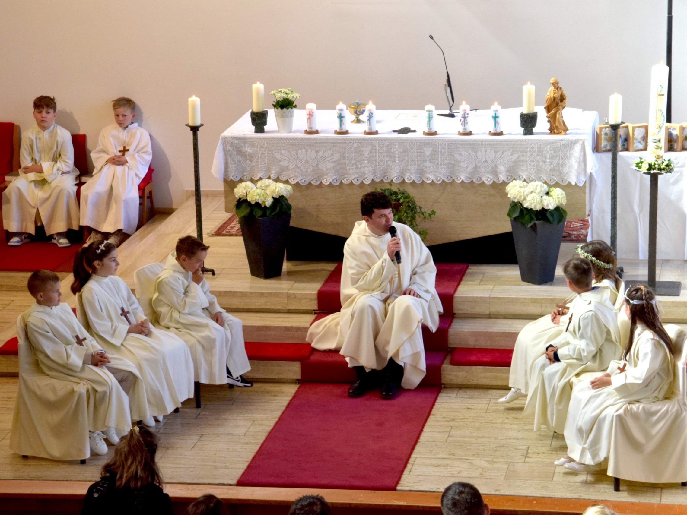 In der Messfeier mit Kaplan Cristian Silviu Salca am dritten Ostersonntag in der Pfarrkirche Gantschier empfingen sechs Kinder erstmals das Sakrament der Eucharistie.