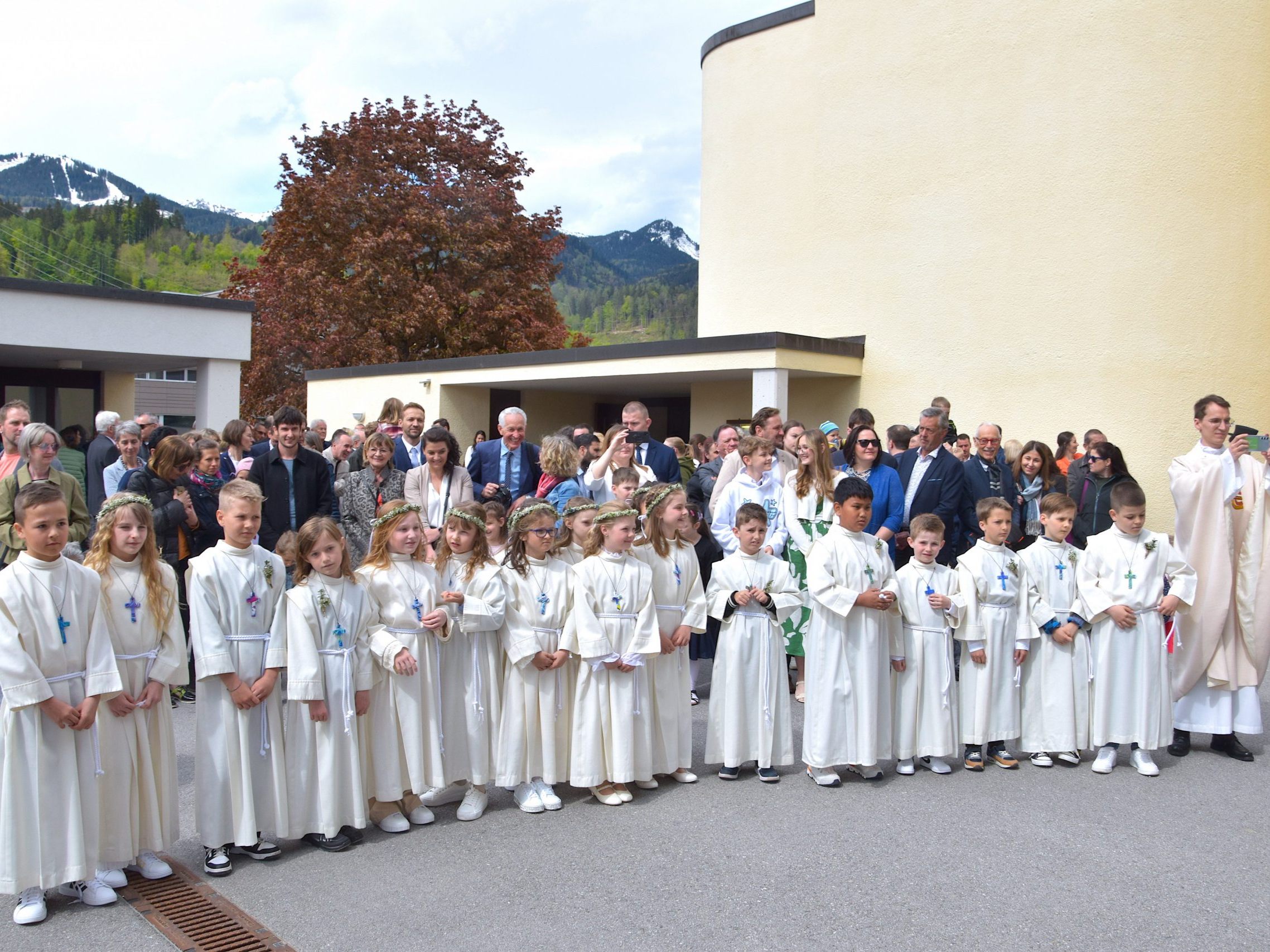 Die Pfarre Bürs feierte dieser Tage in der Friedenskirche das Fest der heiligen Erstkommunion. Anschließend gab es am Kirchplatz eine Agape zu den Klängen der Harmoniemusik Bürs.