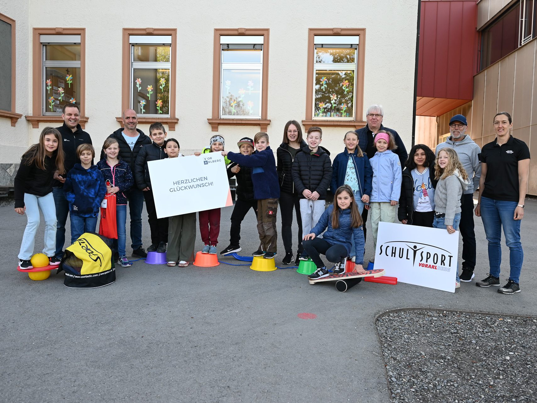 Die Volksschule Rheindorf hat bei der Kids's Athletic Challenge teilgenommen und dafür eine von vier Bewegungsboxen für eine bewegte Pause gewonnen.
