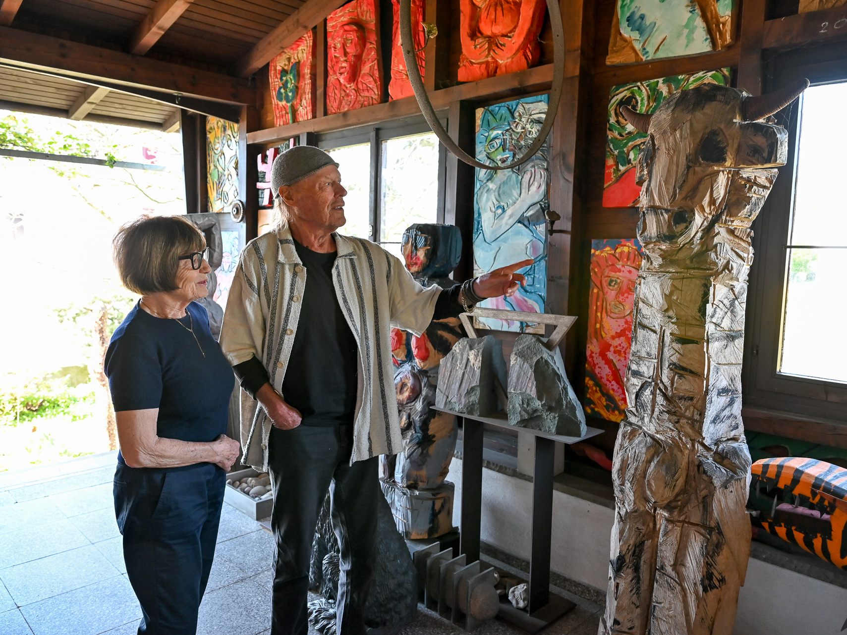 Der Lustenauer Künstler Gernot Riedmann ist bekannt für seine Ahnentafeln und Skulpturen aus Holz. Nun werden diese in einer Ausstellung im Vorarlberg Museum der Öffentlichkeit präsentiert. Der Lustenauer Künstler Gernot Riedmann ist bekannt für seine Ahnentafeln und Skulpturen aus Holz. Nun werden diese in einer Ausstellung im Vorarlberg Museum der Öffentlichkeit präsentiert.
