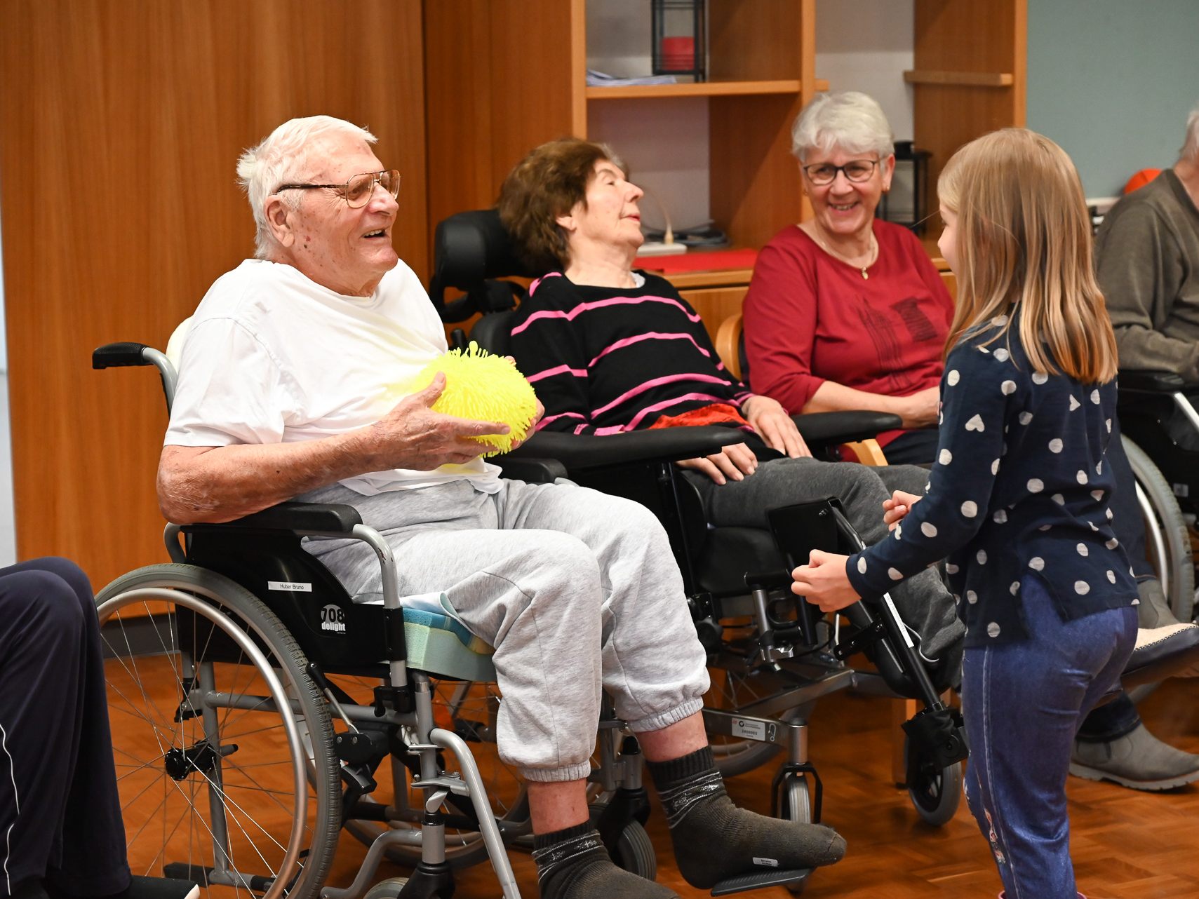 Jeden Montagnachmittag besuchen die Erstklässler die Bewohnerinnen und Bewohner des Seniorenhaus Hasenfeld und verbringen Zeit miteinander.. Jeden Montagnachmittag besuchen die Erstklässler die Bewohnerinnen und Bewohner des Seniorenhaus Hasenfeld und verbringen Zeit miteinander..