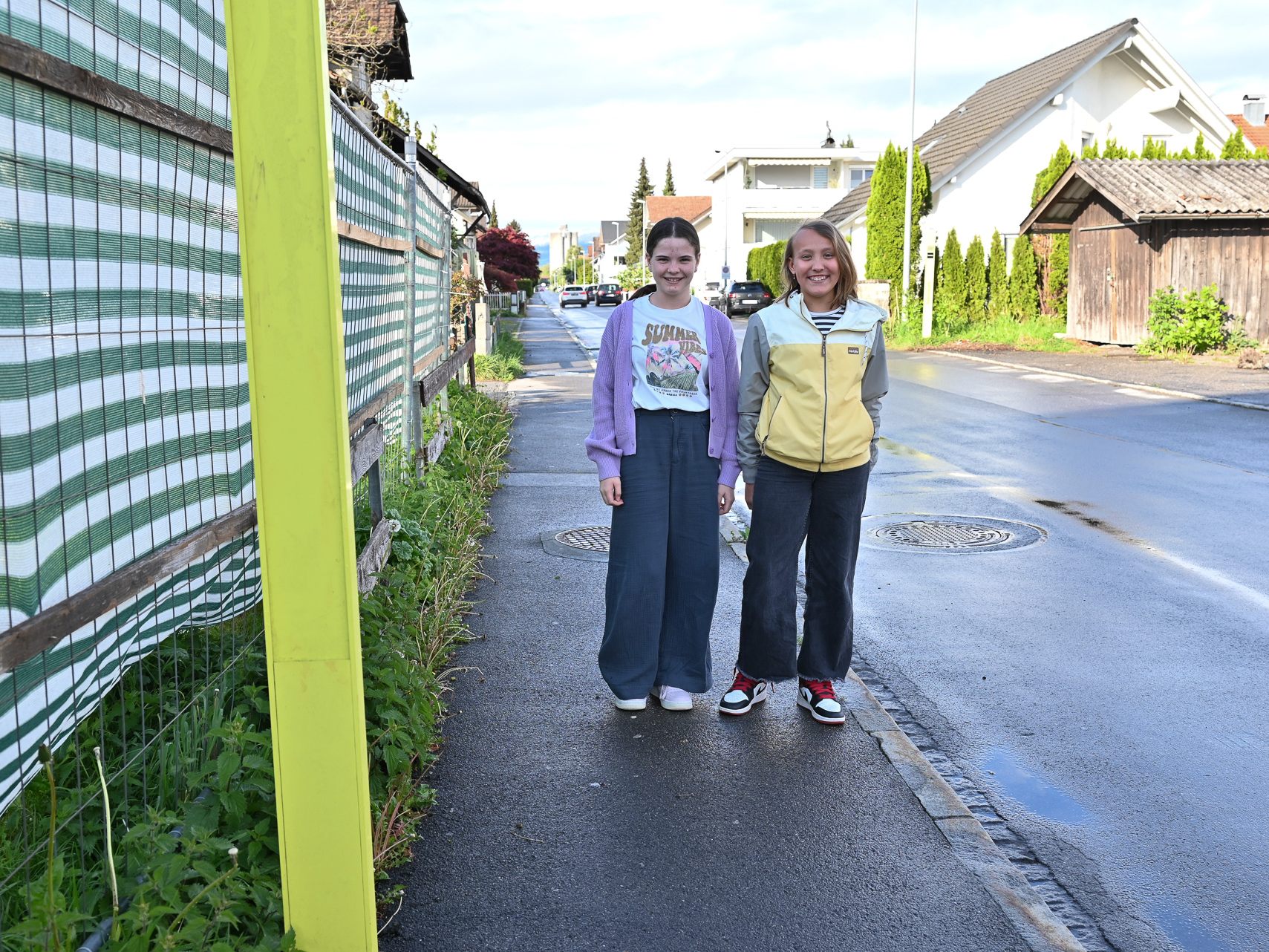 Die beiden Schülerinnen Sophie Grellet und Amelie Fink freuen sich schon, wenn der 166-Bus wieder bei ihnen im Augarten hält und sie in die Schule und zum Bahnhof bringt.