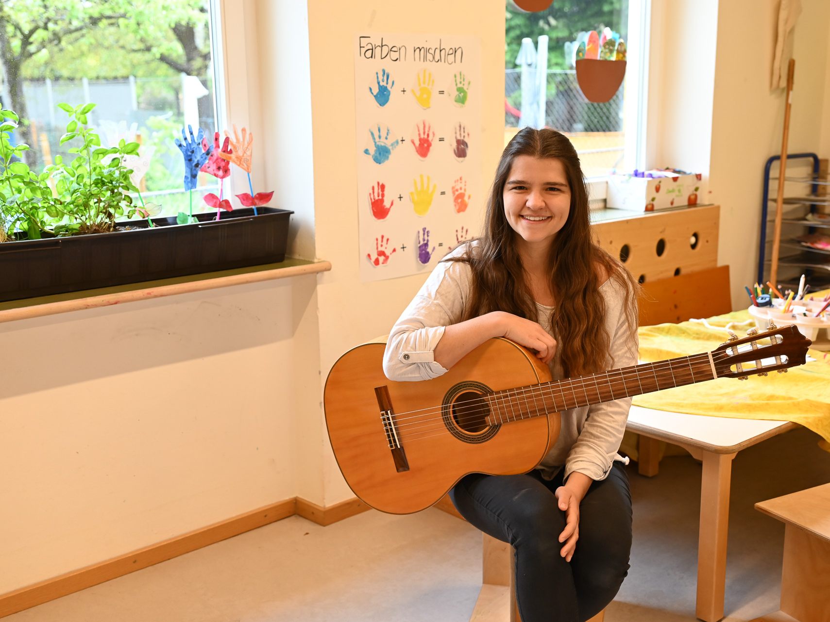 Ricarda Niederbacher (26) leitet den Zwergengarten Montfort und hat dabei stets das Wohl der Kinder im Auge. Ricarda Niederbacher (26) leitet den Zwergengarten Montfort und hat dabei stets das Wohl der Kinder im Auge.