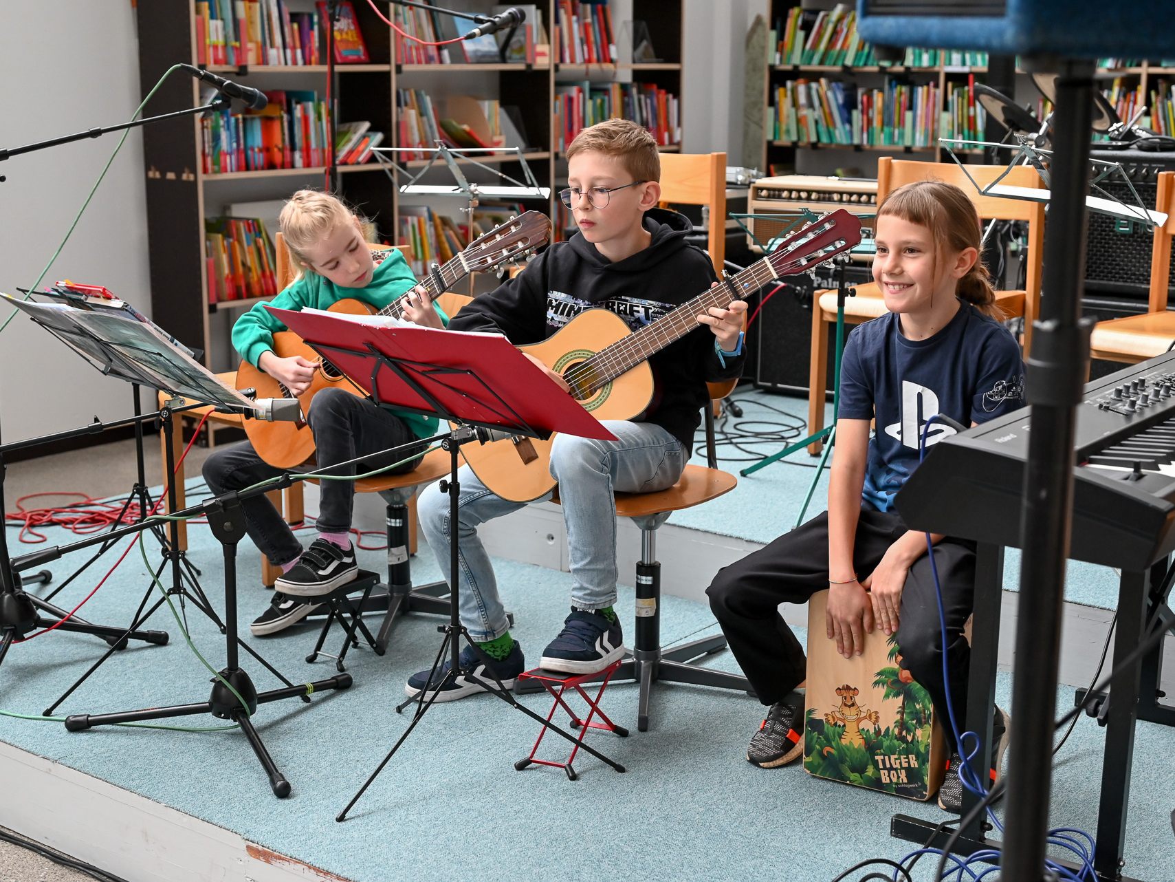 Wenn Bücher auf Musik treffen. Am Freitagnachmittag führten Musikschüler ihr Können vor und Jasmine Etter von der Bibliothek las Geschichten aus Büchern vor. Wenn Bücher auf Musik treffen. Am Freitagnachmittag führten Musikschüler ihr Können vor und Jasmine Etter von der Bibliothek las Geschichten aus Büchern vor.