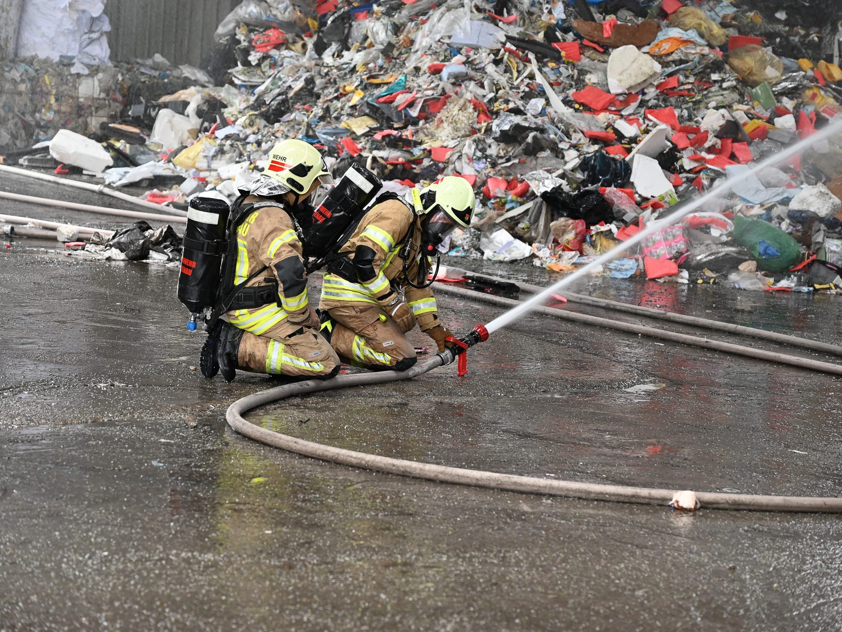 Am Samstagnachmittag fand bei Loacker Recycling eine groß angelegte Feuerwehr- und Rettungsübung statt. Geprobt wurde der Ernstfall.