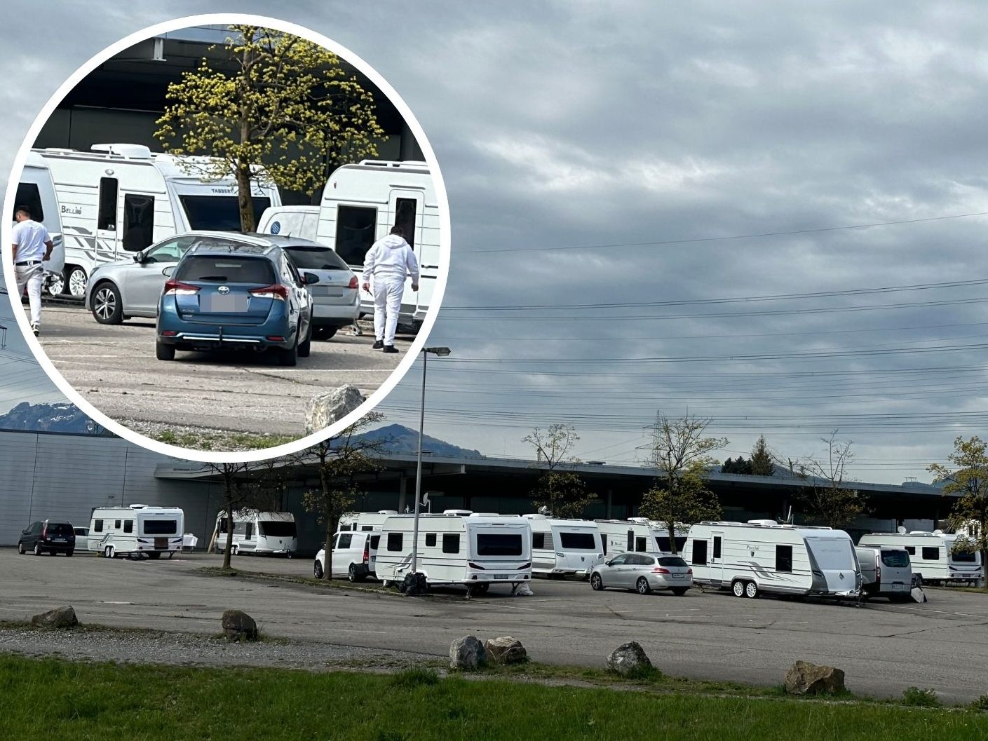 Mehrere Campingwagen stehen am alten Firmengelände. Mehrere Campingwagen stehen am alten Firmengelände.