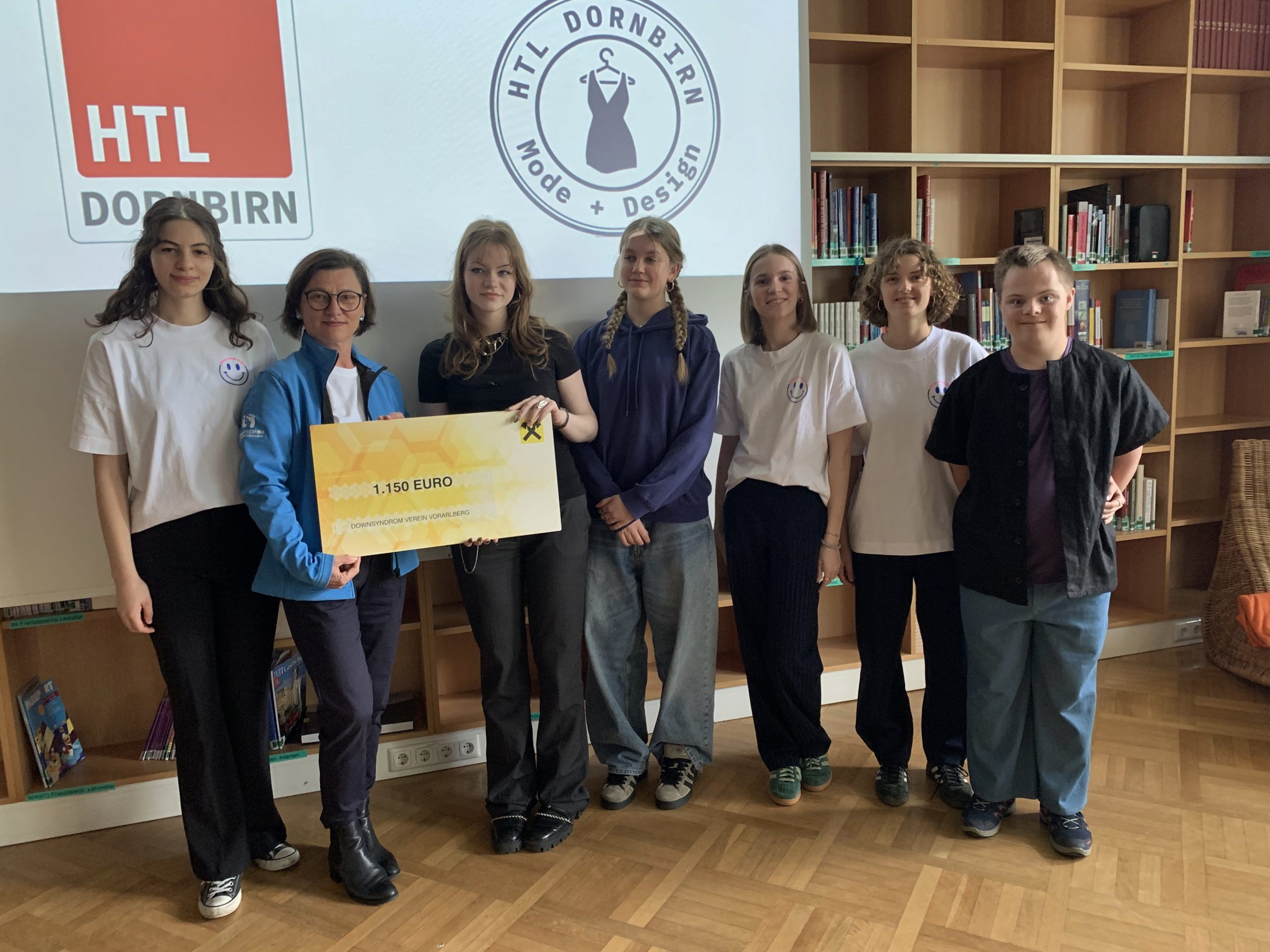 Martina Natter vom Down-Syndrom Verein Vorarlberg nahm den Spendenscheck dankend von den engagierten HTL-Schülerinnen entgegen. Martina Natter vom Down-Syndrom Verein Vorarlberg nahm den Spendenscheck dankend von den engagierten HTL-Schülerinnen entgegen.
