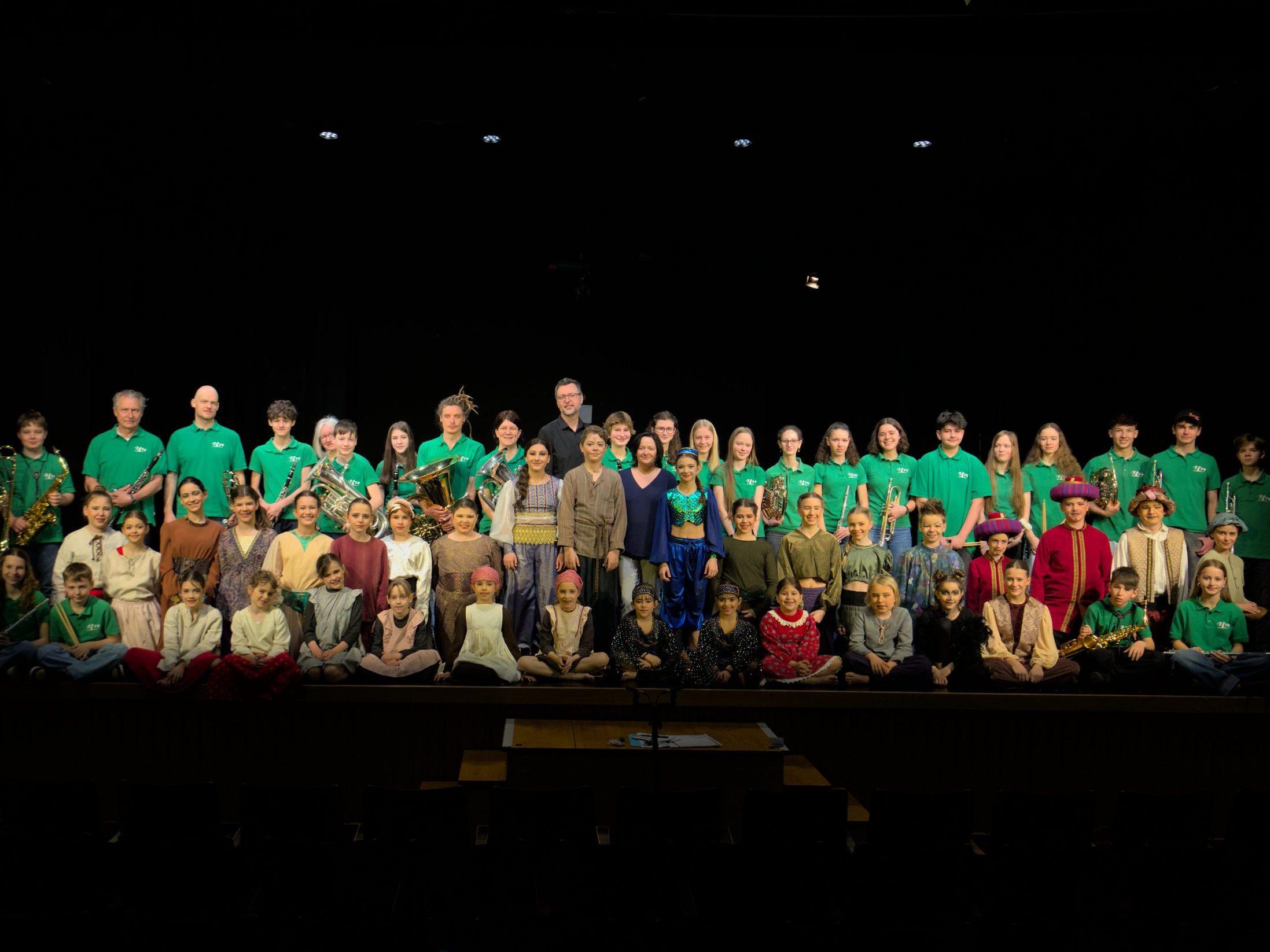 Über 50 Kinder und Jugendliche begeistern auf der Bühne mit Schauspiel und symphonischer Blasmusik.
