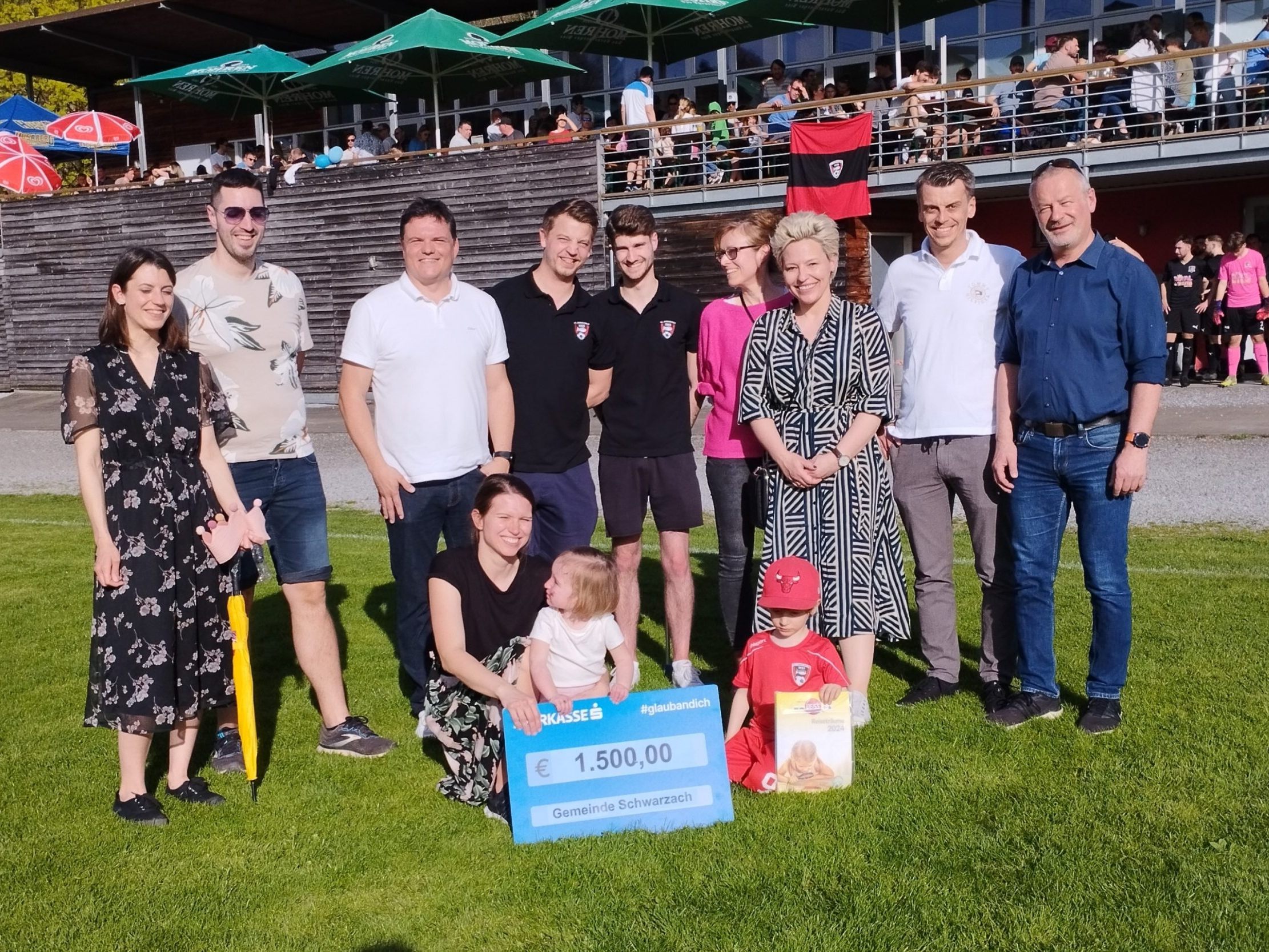 Der FC Schwarzach lud anlässlich des ersten Heimspiels zu einer besonderen Charity-Aktion. Der FC Schwarzach lud anlässlich des ersten Heimspiels zu einer besonderen Charity-Aktion.