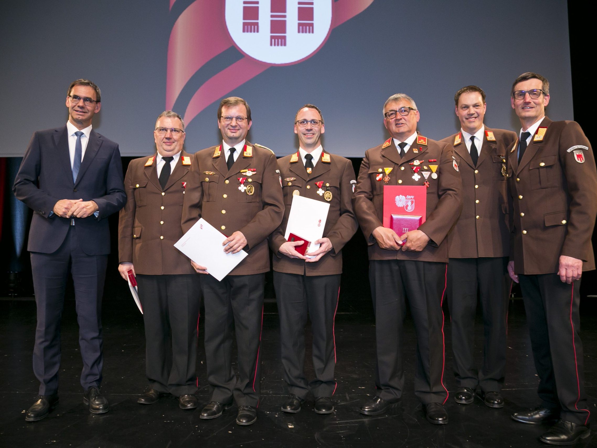 v. l. n. r.: Landeshauptmann Markus Wallner, Ing. Wolfgang Huber, Jürgen Grubmüller, Florian Beiser, Bruno Öhre, Andreas Hosp und Landesfeuerwehrinspektor Herbert Österle