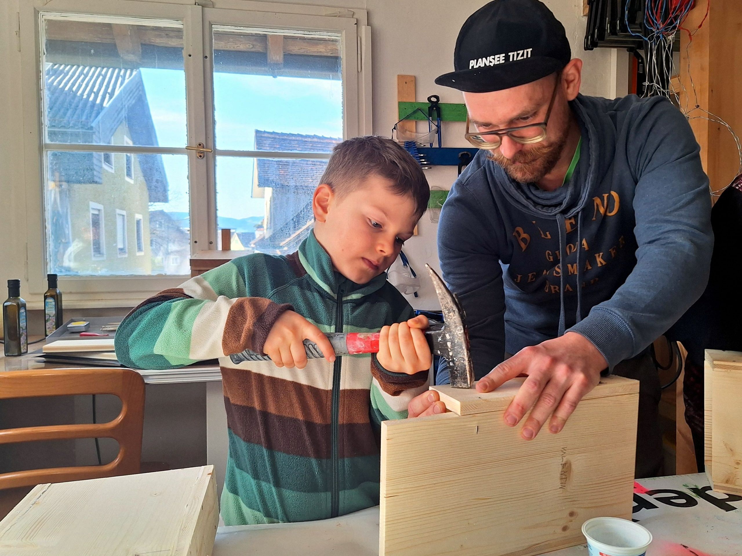 Bei der Offenen Jugendarbeit Rankweil stand das Bauen von Fledermaus-Nistkästen am Programm.