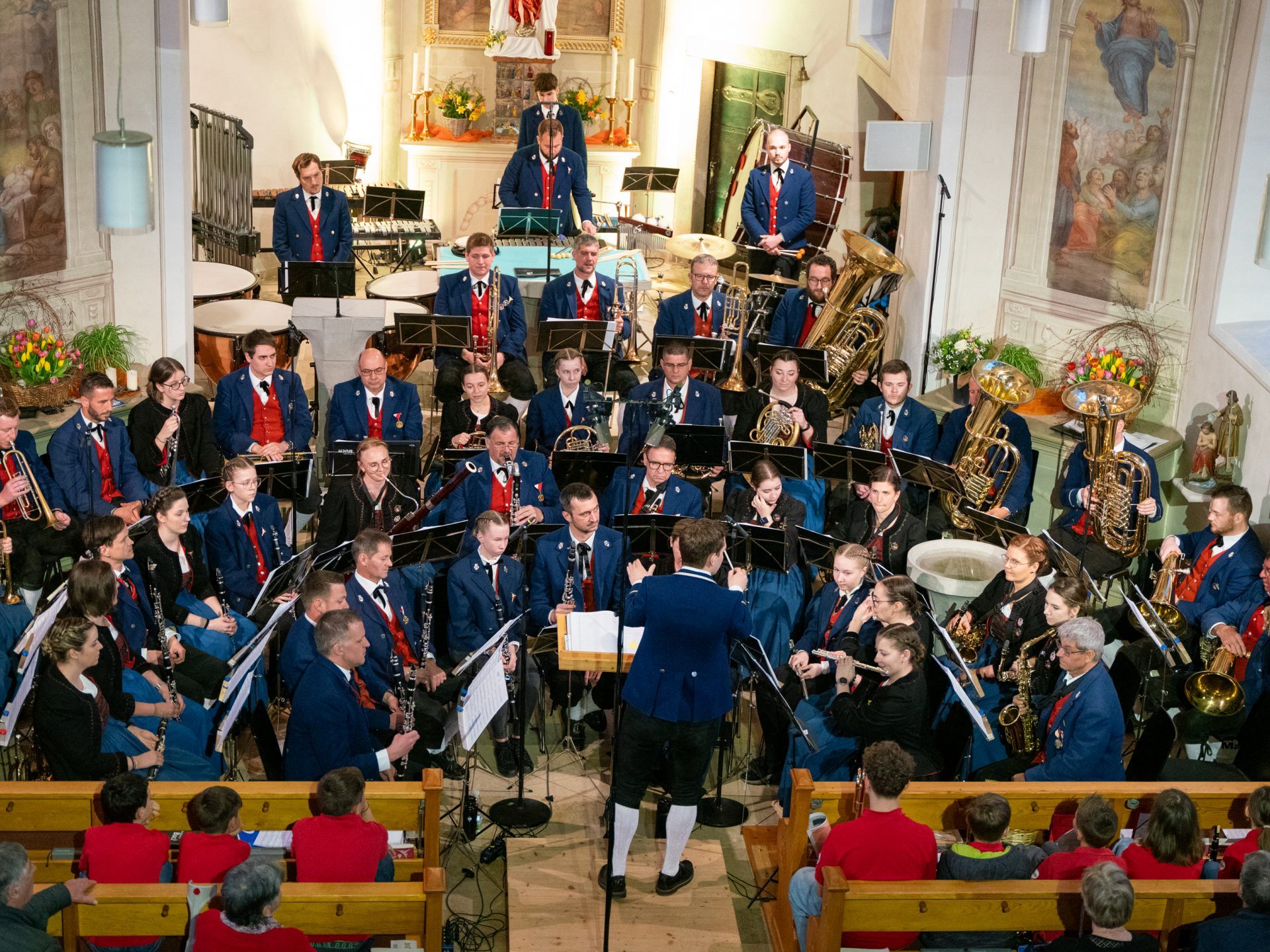 Mit konzertanten Darbietungen und einem 4-stimmigen Gesang überzeugte der Musikverein Buch in der Pfarrkirche. Mit konzertanten Darbietungen und einem 4-stimmigen Gesang überzeugte der Musikverein Buch in der Pfarrkirche.
