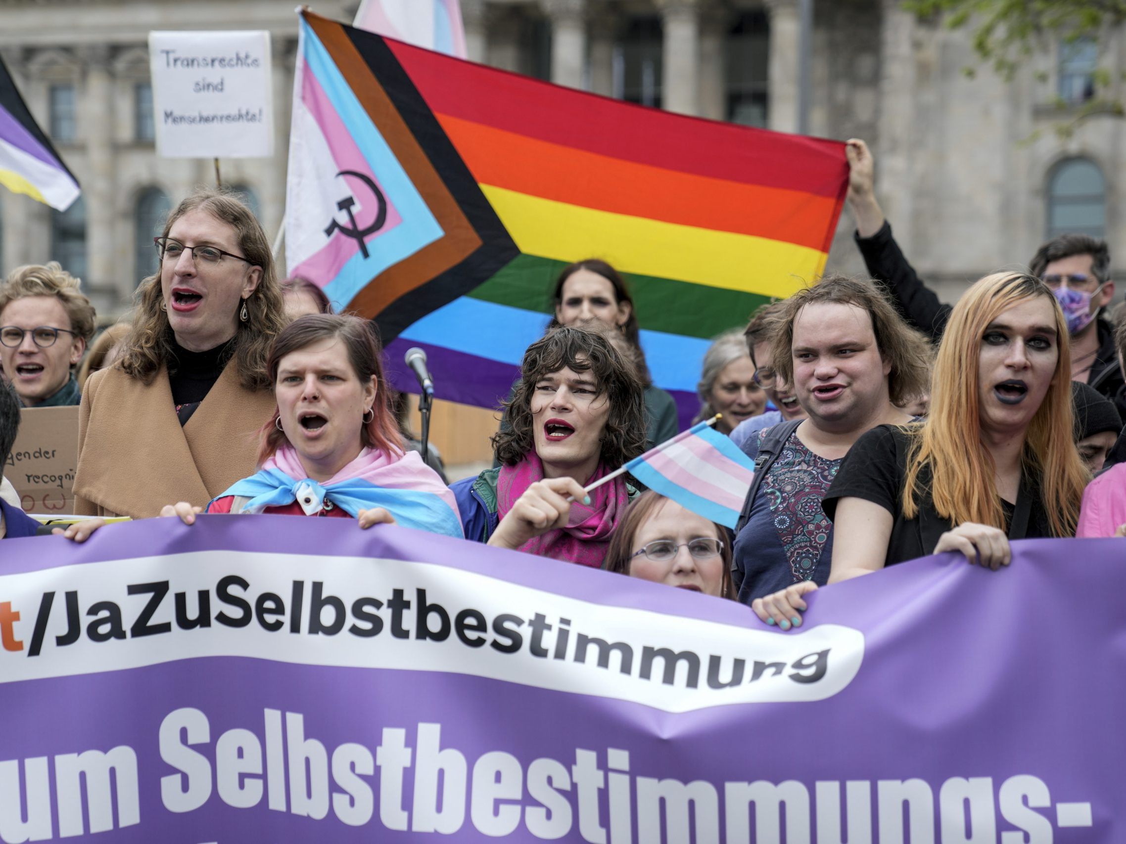 Deutsche können Angaben zum eigenen Geschlecht künftig selbstbestimmt bei den Behörden leichter ändern können Deutsche können Angaben zum eigenen Geschlecht künftig selbstbestimmt bei den Behörden leichter ändern können