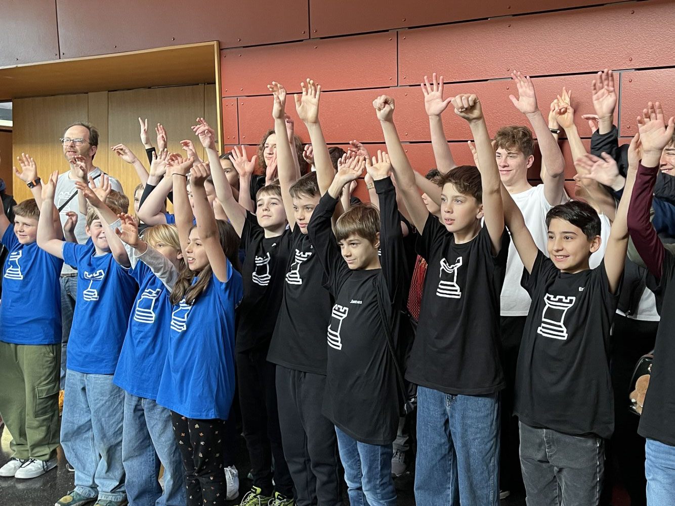 In Schwarz gekleidet Schülerinnen und Schüler der MS-Götzis, VS-Blattur. In Blau und hinten in Weiß das Team des BORG-Götzis.