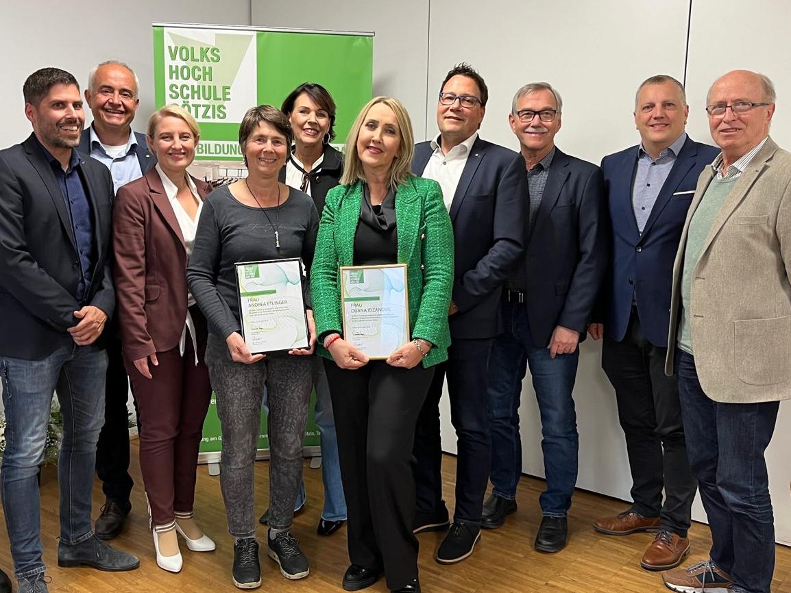 Vorstand und Ehrengäste der VHS Götzis anlässlich der 35. Generalversammlung am 17. April 2024 – in der Mitte die zwei Jubilarinnen Andrea Etlinger und Dijana Idzanovic (15-jähriges Dienstjubiläum). Vorstand und Ehrengäste der VHS Götzis anlässlich der 35. Generalversammlung am 17. April 2024 – in der Mitte die zwei Jubilarinnen Andrea Etlinger und Dijana Idzanovic (15-jähriges Dienstjubiläum).