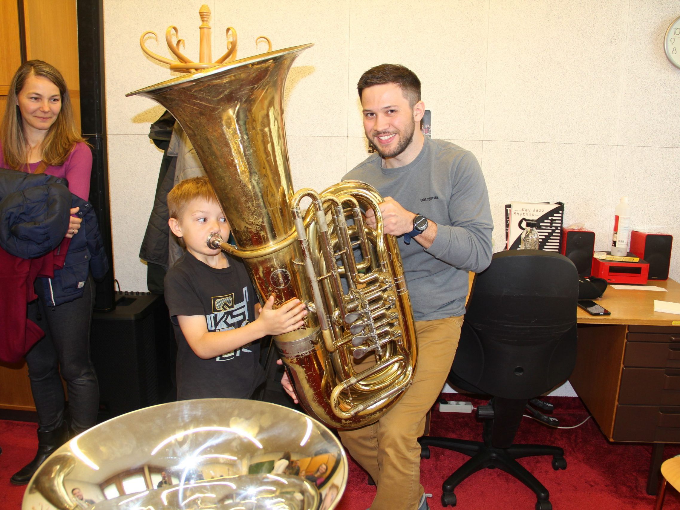 Unter der Anleitung von Musikschullehrer Johannes Stross blies Lukas fest in die große Tuba Unter der Anleitung von Musikschullehrer Johannes Stross blies Lukas fest in die große Tuba