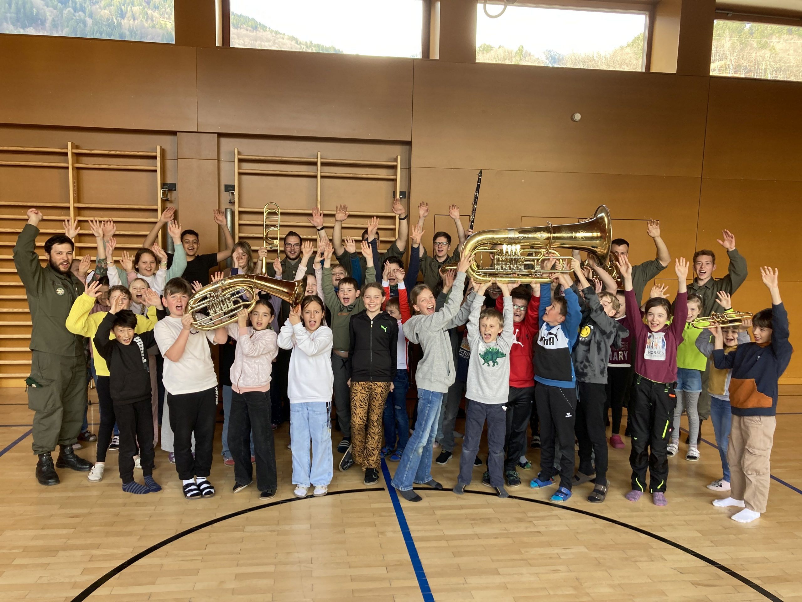 Die Kinder der Volksschule Tschagguns waren begeistert von der Vorstellung der Militärmusik Die Kinder der Volksschule Tschagguns waren begeistert von der Vorstellung der Militärmusik