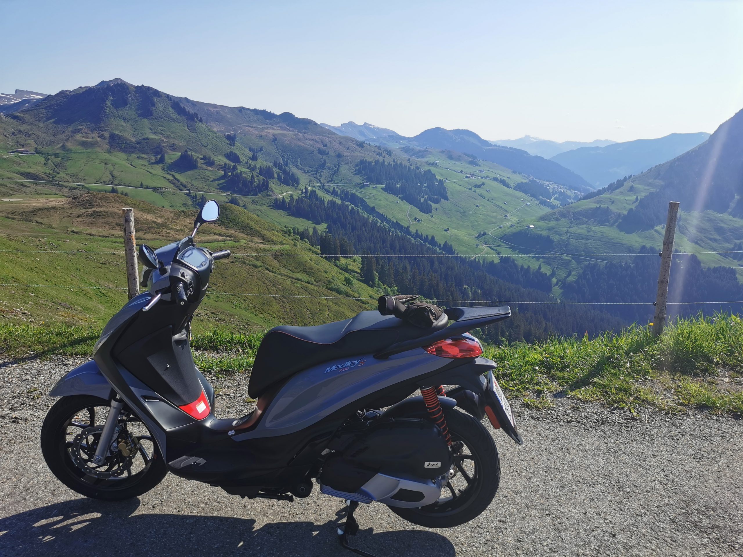 Mit dem Motorroller unterwegs.