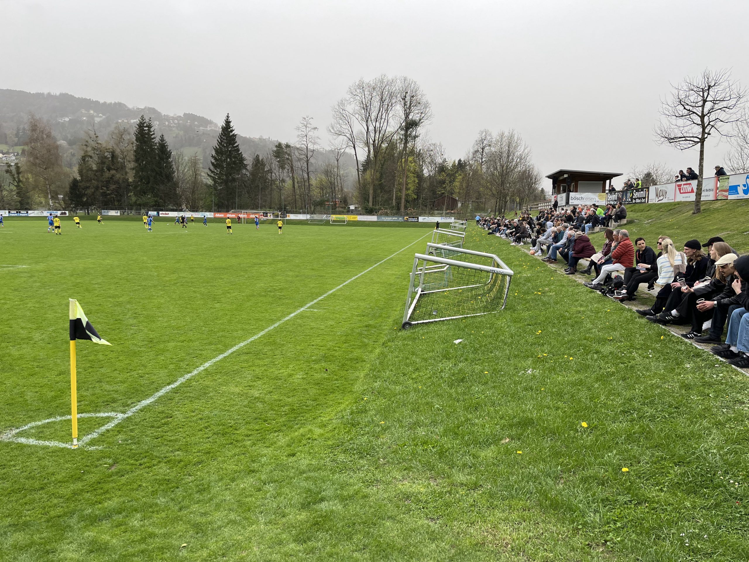 Zahlreiche Zuschauer kamen zum Rückrundenauftakt ins Höchster Rheinaustadion. Zahlreiche Zuschauer kamen zum Rückrundenauftakt ins Höchster Rheinaustadion.