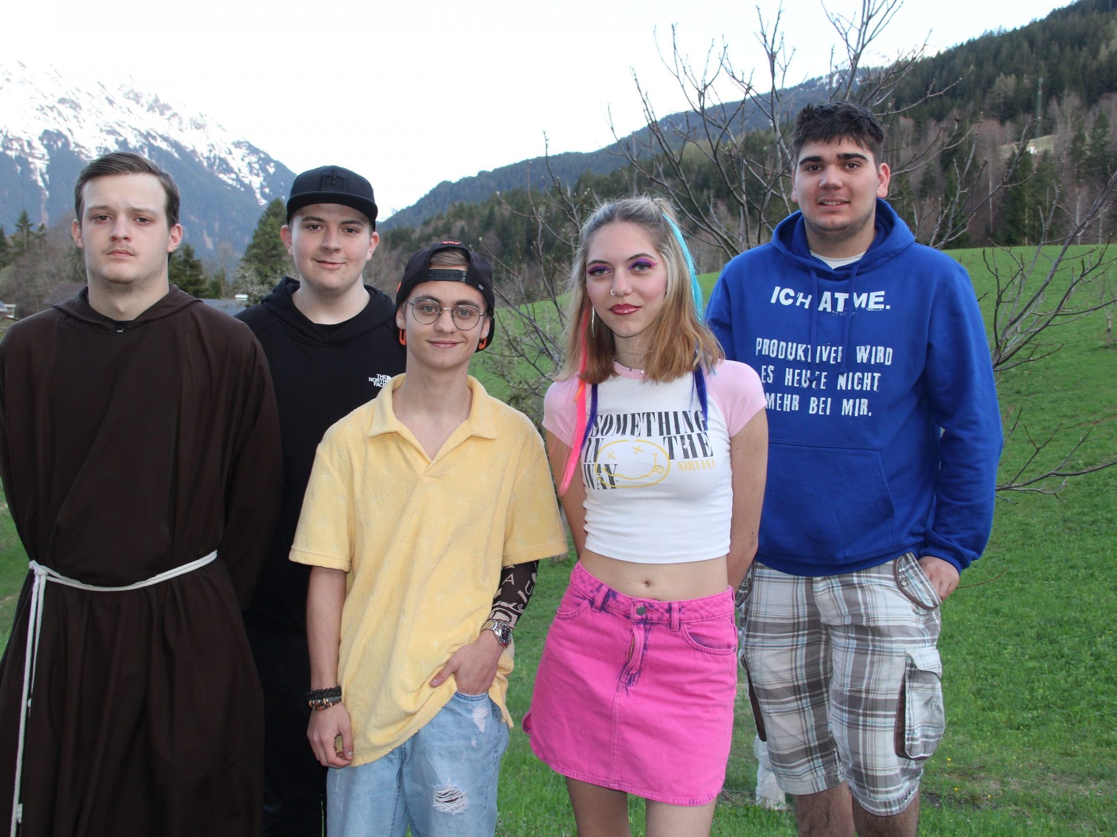 Fünf junge Theatermitglieder feierten ihren ersten Auftritt bei der Premiere. Fünf junge Theatermitglieder feierten ihren ersten Auftritt bei der Premiere.
