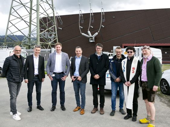 Architekt Wolfgang Reitbrugger, Geschäftsführer Johannes Türtscher, Leiter Elektrische Anlagenund Prozesstechnik Tobias Haring, Geschäftsführer Ingemar Breuss, Gemeindesekretär Lauterach Bernhard Feurstein, Martin Dür, Pfarrer Virgiliu Demsa-Crainicu und Wolfgang Perauer (v. l.). Architekt Wolfgang Reitbrugger, Geschäftsführer Johannes Türtscher, Leiter Elektrische Anlagenund Prozesstechnik Tobias Haring, Geschäftsführer Ingemar Breuss, Gemeindesekretär Lauterach Bernhard Feurstein, Martin Dür, Pfarrer Virgiliu Demsa-Crainicu und Wolfgang Perauer (v. l.).