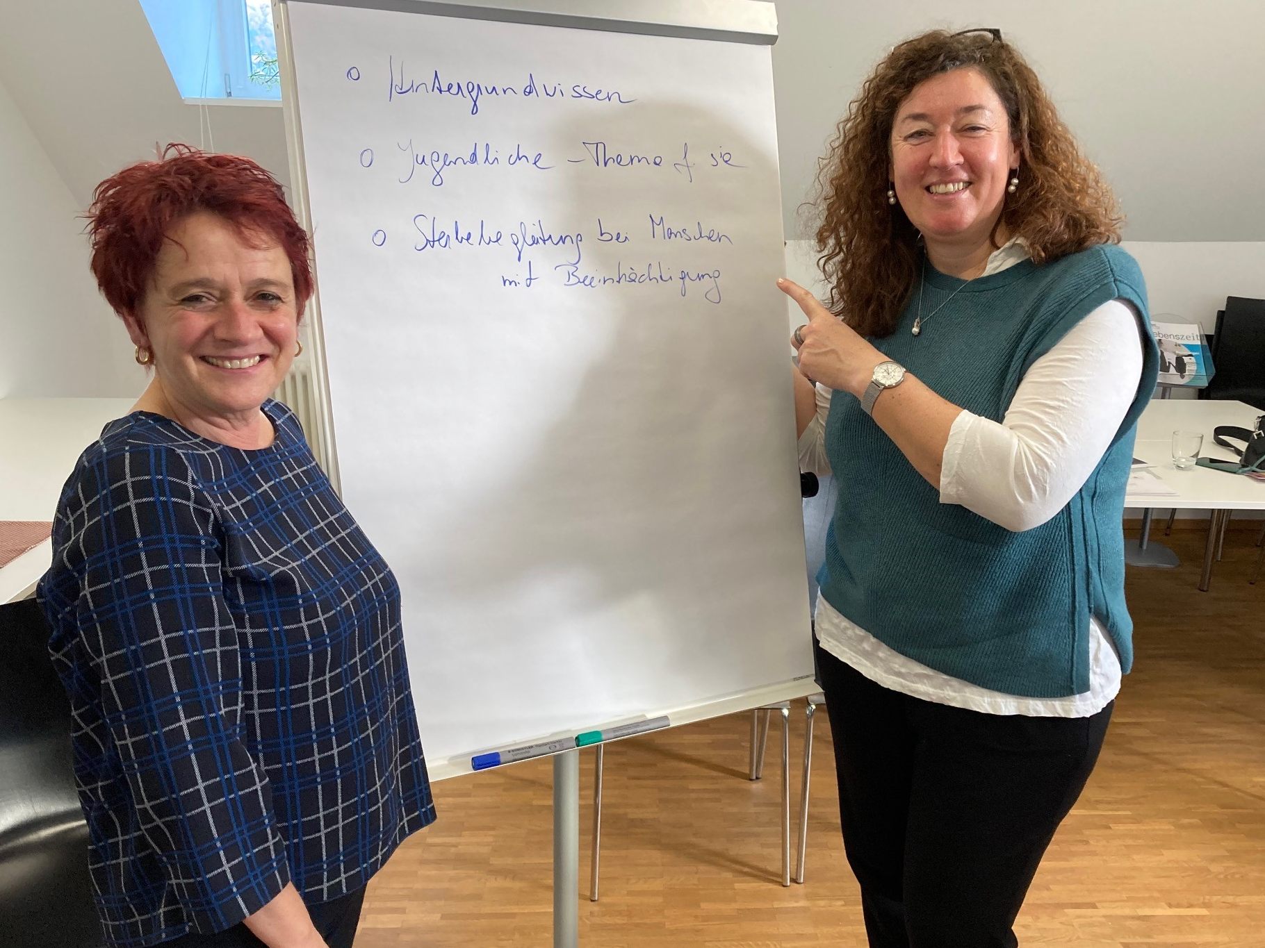 Zwei Referent*innen der Letzte-Hilfe-Kurse von Hospiz Vorarlberg: Irmtraud Heinzle und Barbara Geiger.