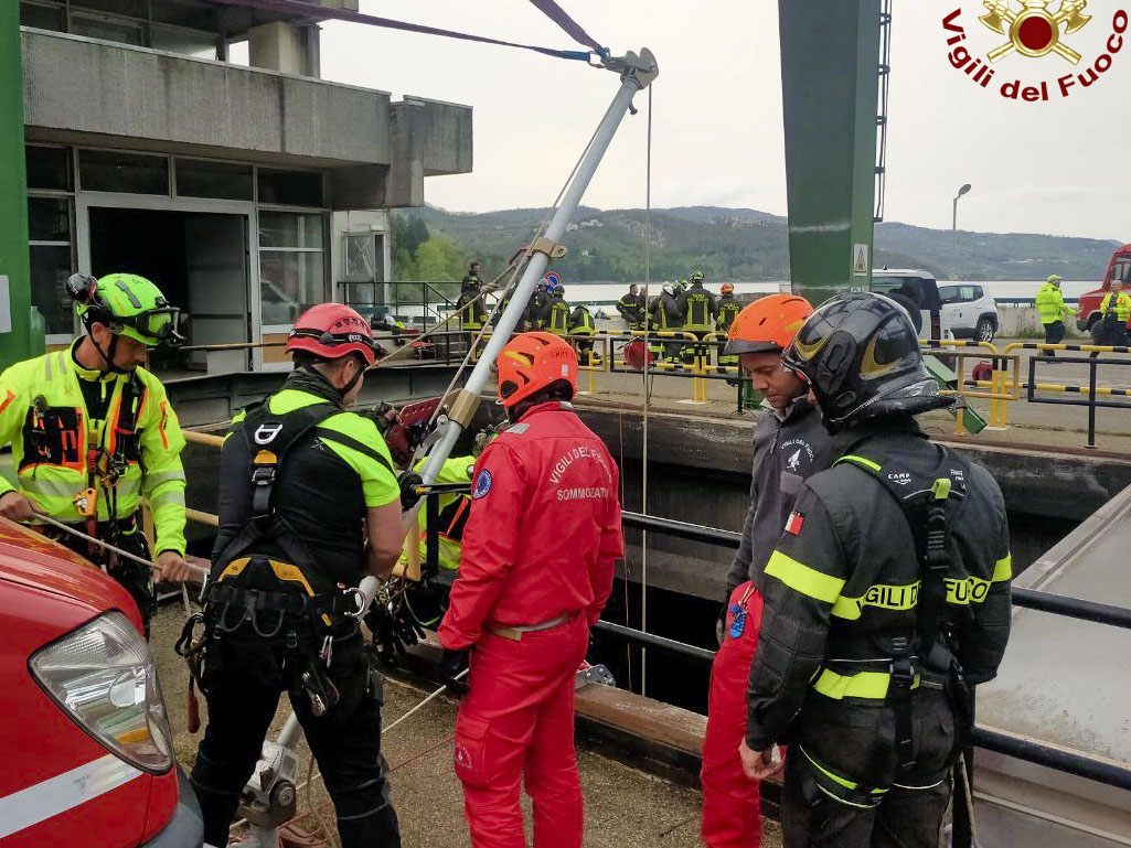 Nach der Explosion in einem Kraftwerk in Bologna wird nach weiteren Vermissten gesucht. Nach der Explosion in einem Kraftwerk in Bologna wird nach weiteren Vermissten gesucht.
