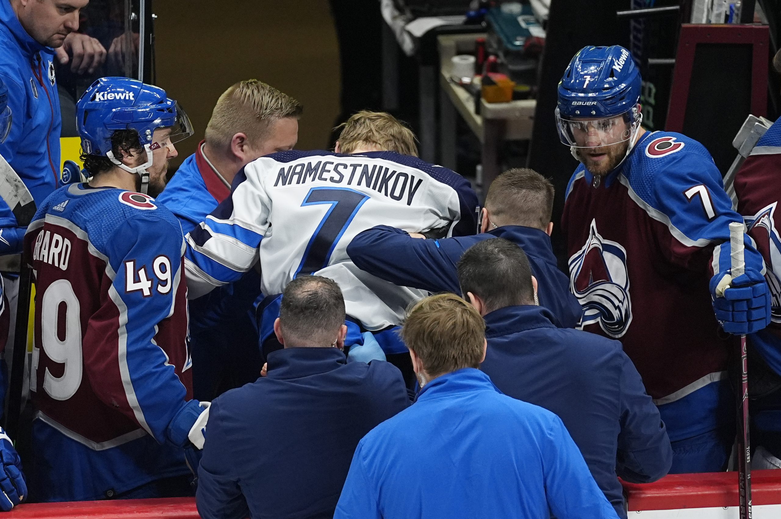Der Play-Off-Abend endete für Namestnikov im Krankenhaus.  ©AP