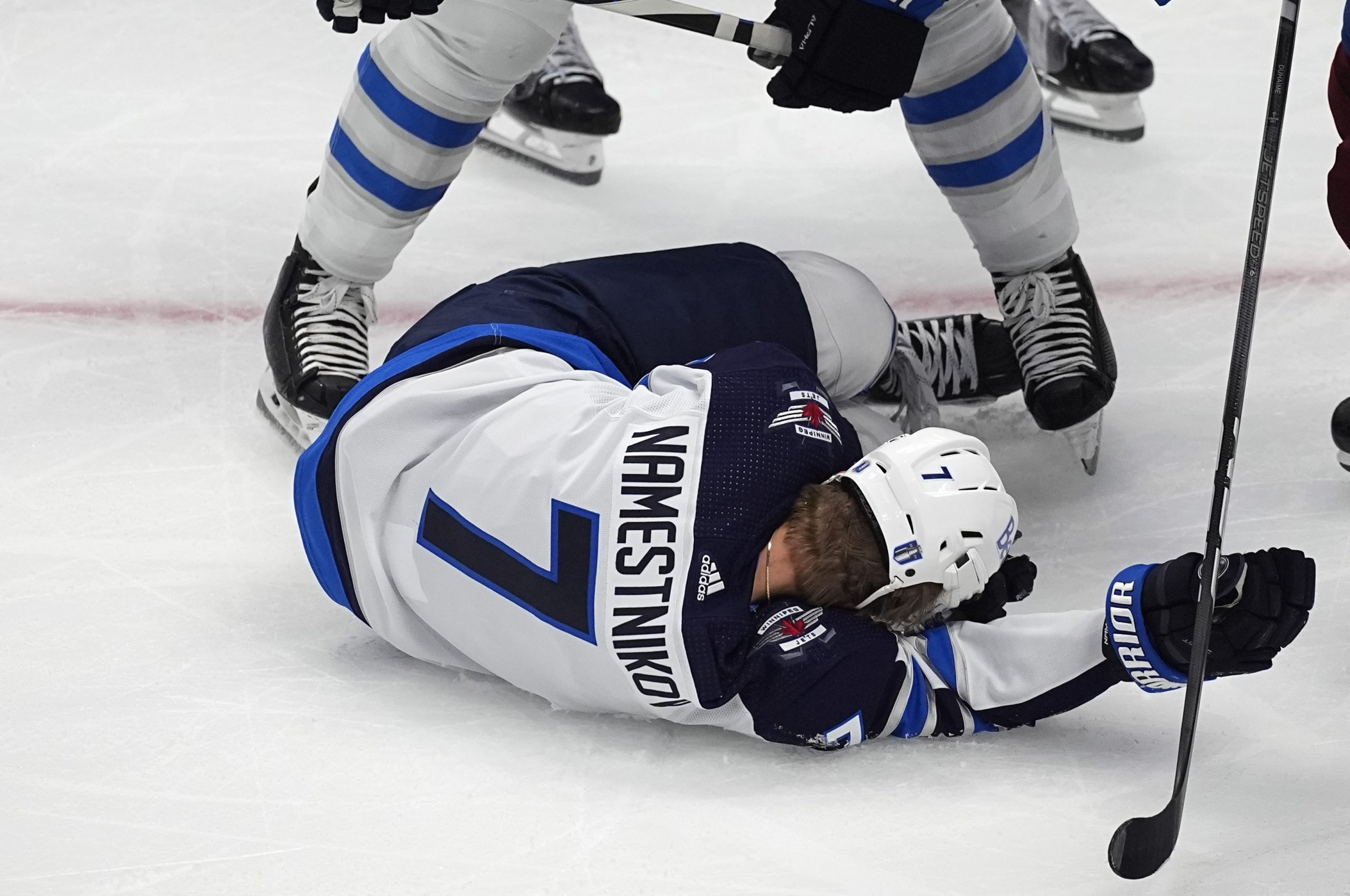 Namestnikov liegt nach dem Volltreffer auf dem Eis. ©AP